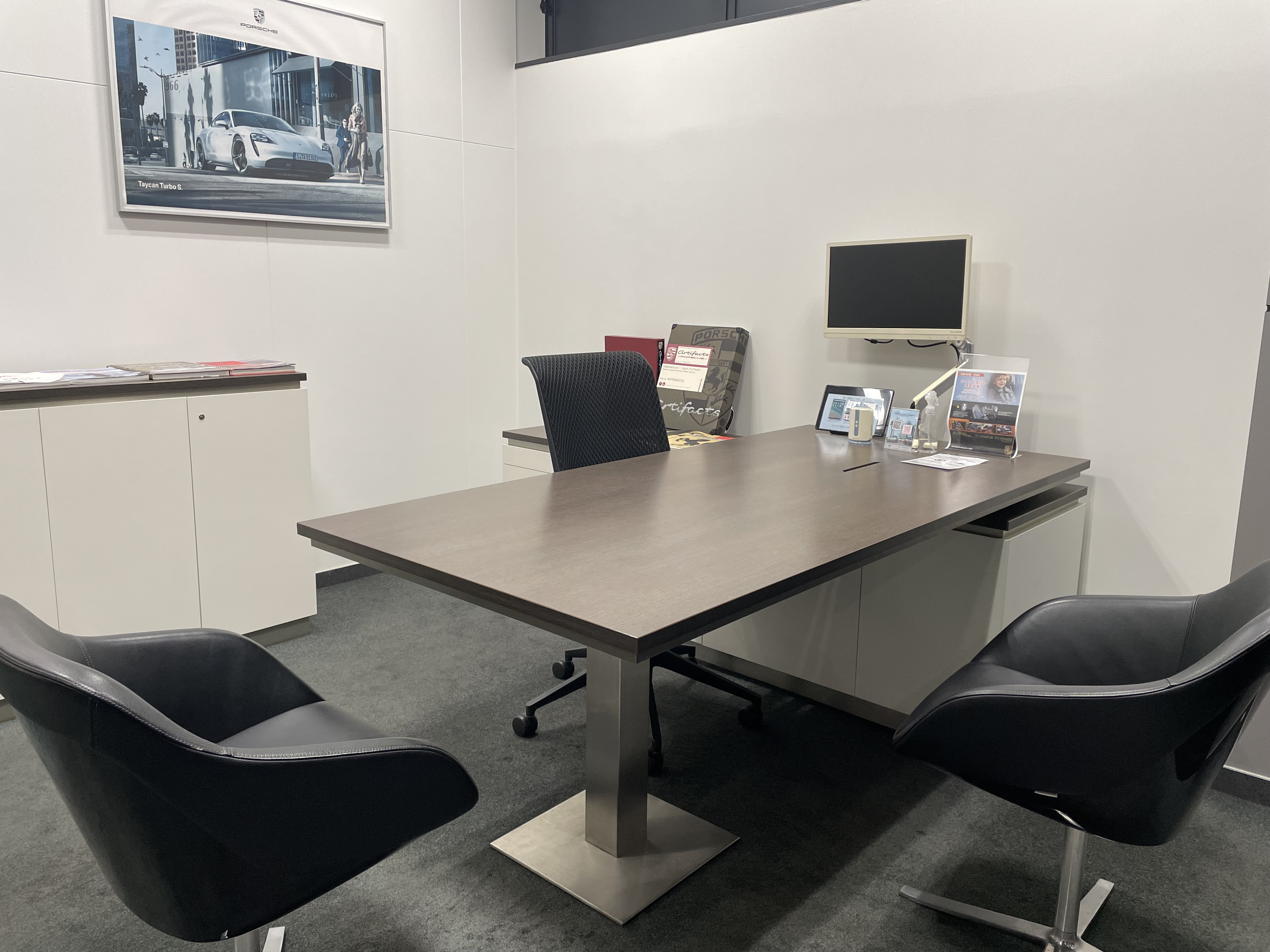 お客様と落ち着いて話せる商談スペースを完備。修理・点検後の車をお返しする際に「自分でも気づかなかった車の不調に気づいてもらえてよかった」など、喜んでいただける瞬間が多いのもこの仕事の魅力です。