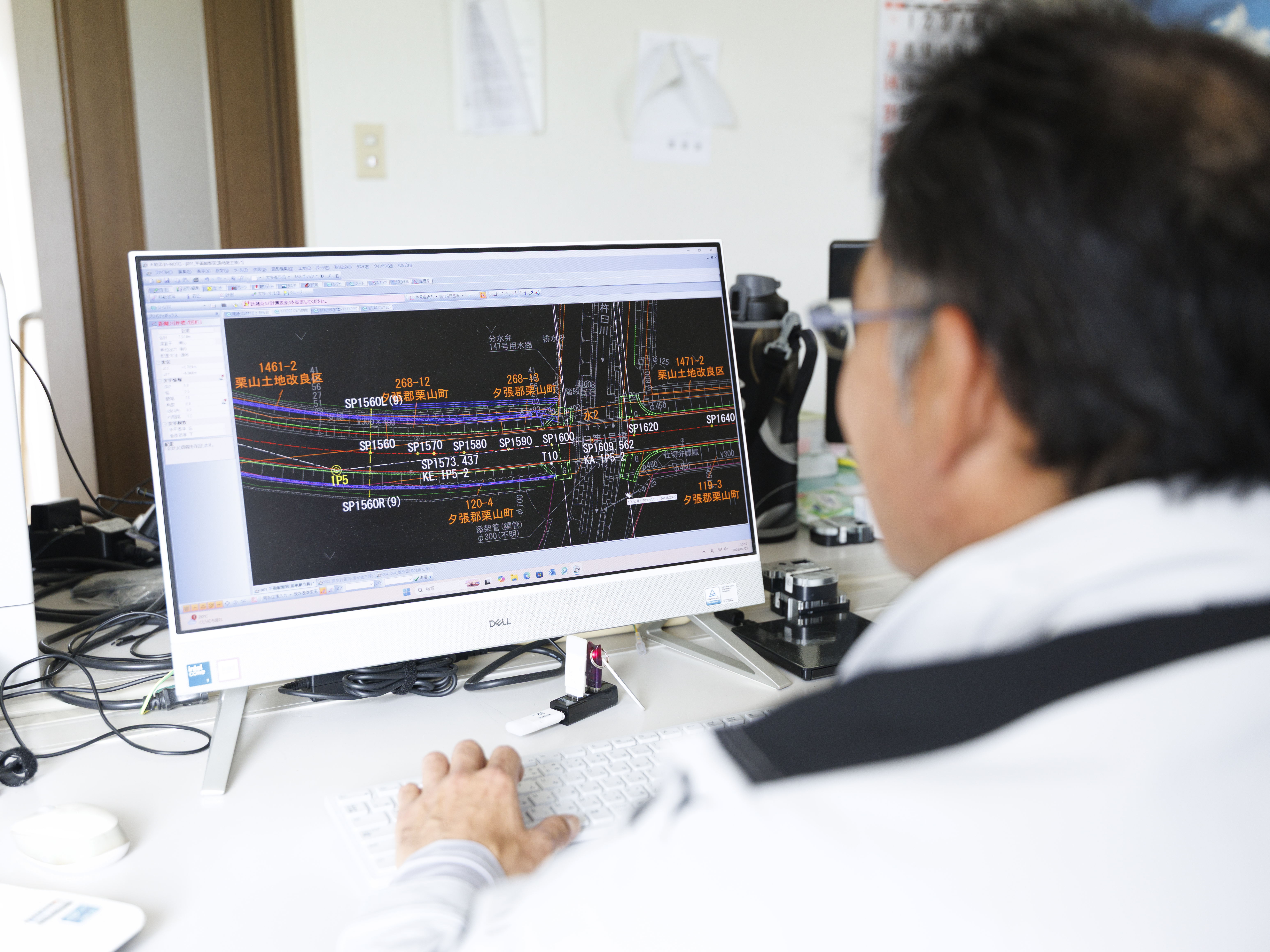 現在は事務所作業のメインはパソコンが主体となります。技術者は現場を見ながら、進捗の管理を行っています。
経験が少ない技術者には同時に作業に加わって頂き、当社の業務の特徴等を覚えていって欲しいです。