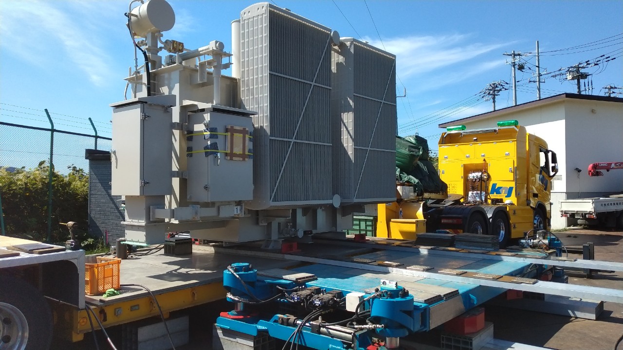 こちらは変圧器を搬入・据付している様子。トレーラーで運ばれてきた新品の変圧器を、特許工法で設置しています。最初は見慣れない設備や機械が多く難しそうに感じるかもしれませんが、一つずつ覚えていきましょう♪