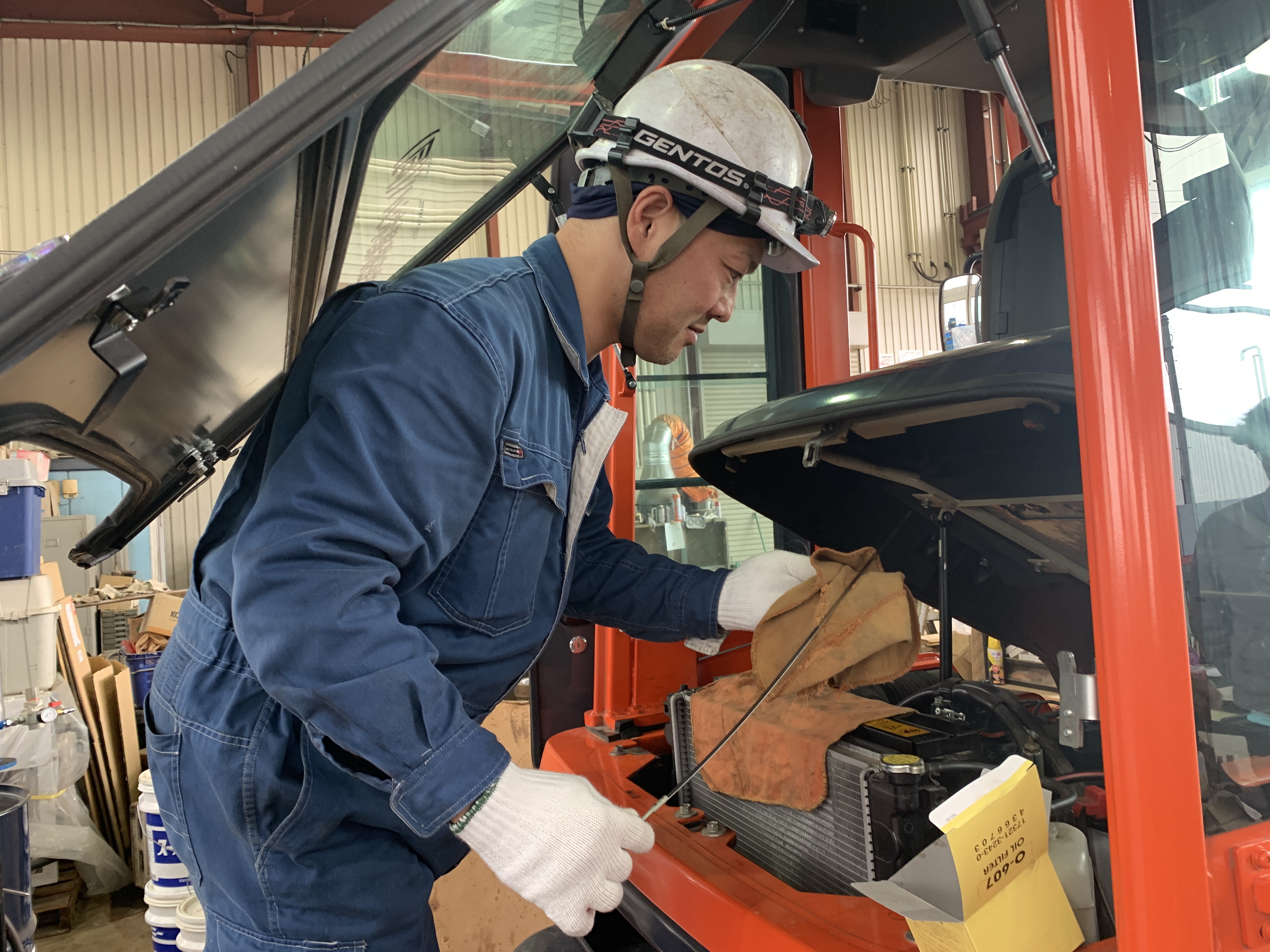 重機のオイル残量を確認している1枚です。