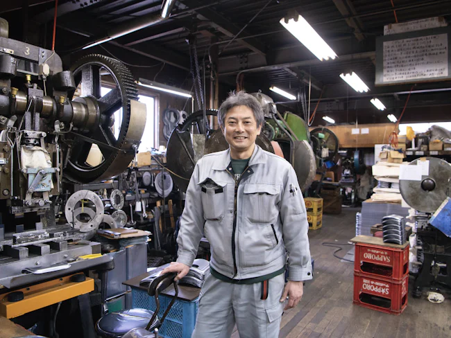 社長の高岸です。
職人やものづくりに憧れがある方、興味がある方、挑戦してみたい方、工場見学からだけでも可能です。お気軽にお問い合わせください◎