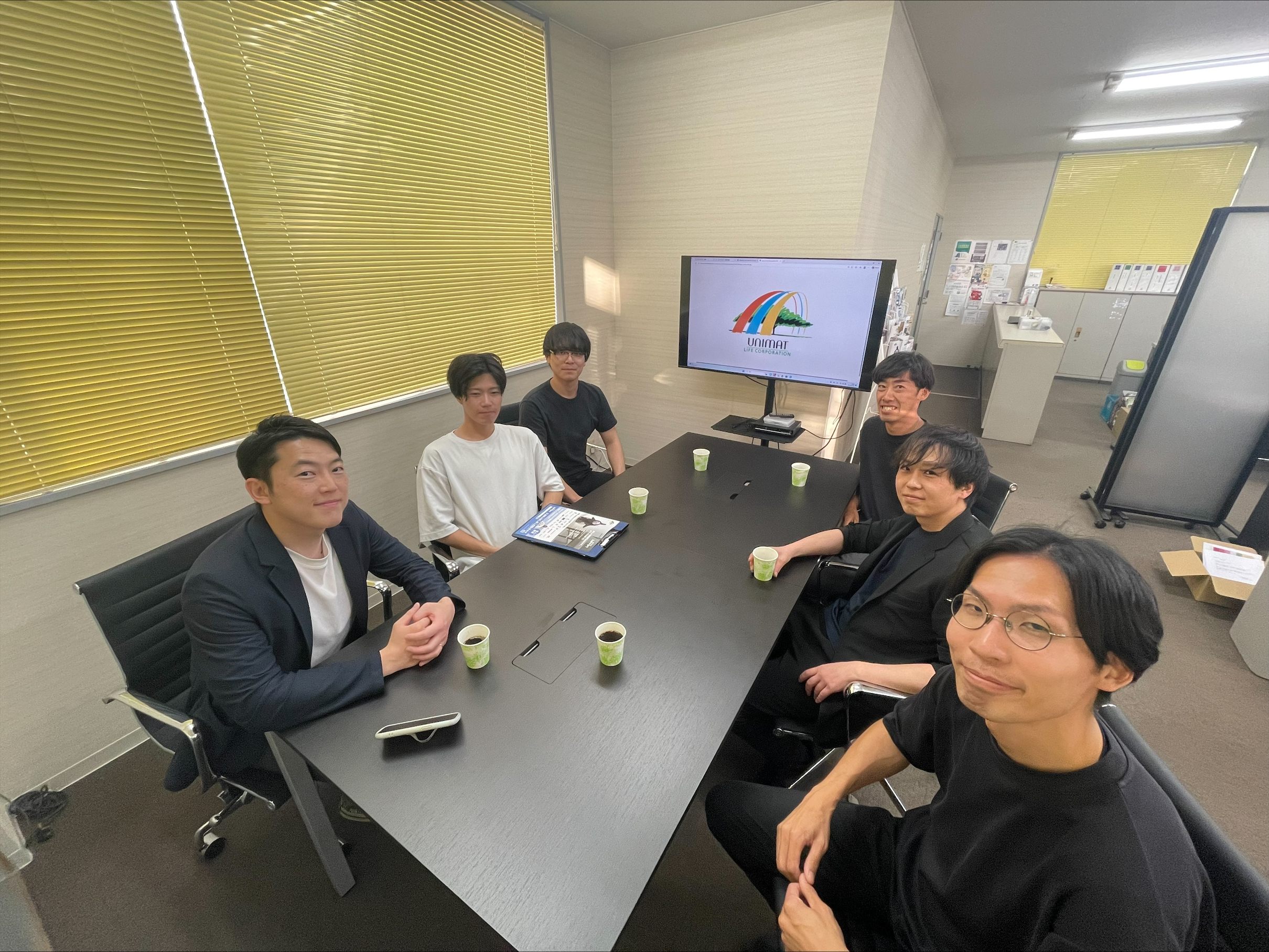【職場の雰囲気】所長から「賑やかすぎる」と言われるほど、社員同士いつも話していることが多いです。仕事の話だけではなく、趣味など色んな話をして盛り上がっています。