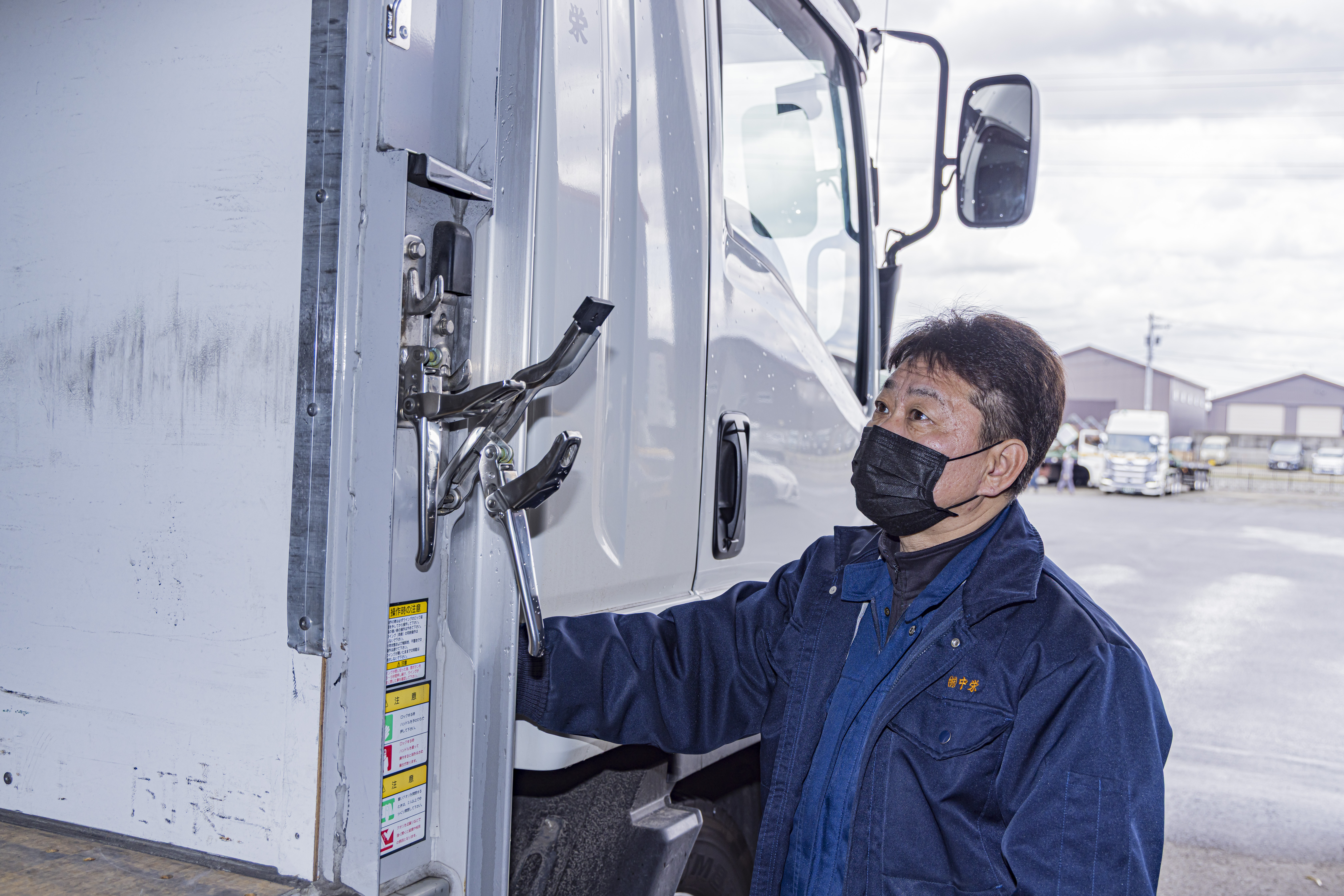【長距離運転が少ない】
配送先は札幌市内が中心で、市外は月数回程度。車中泊を伴うような長距離の仕事はないため、毎日ちゃんと家に帰って自分の布団で眠れます。余裕をもったスケジュール管理を徹底しています。