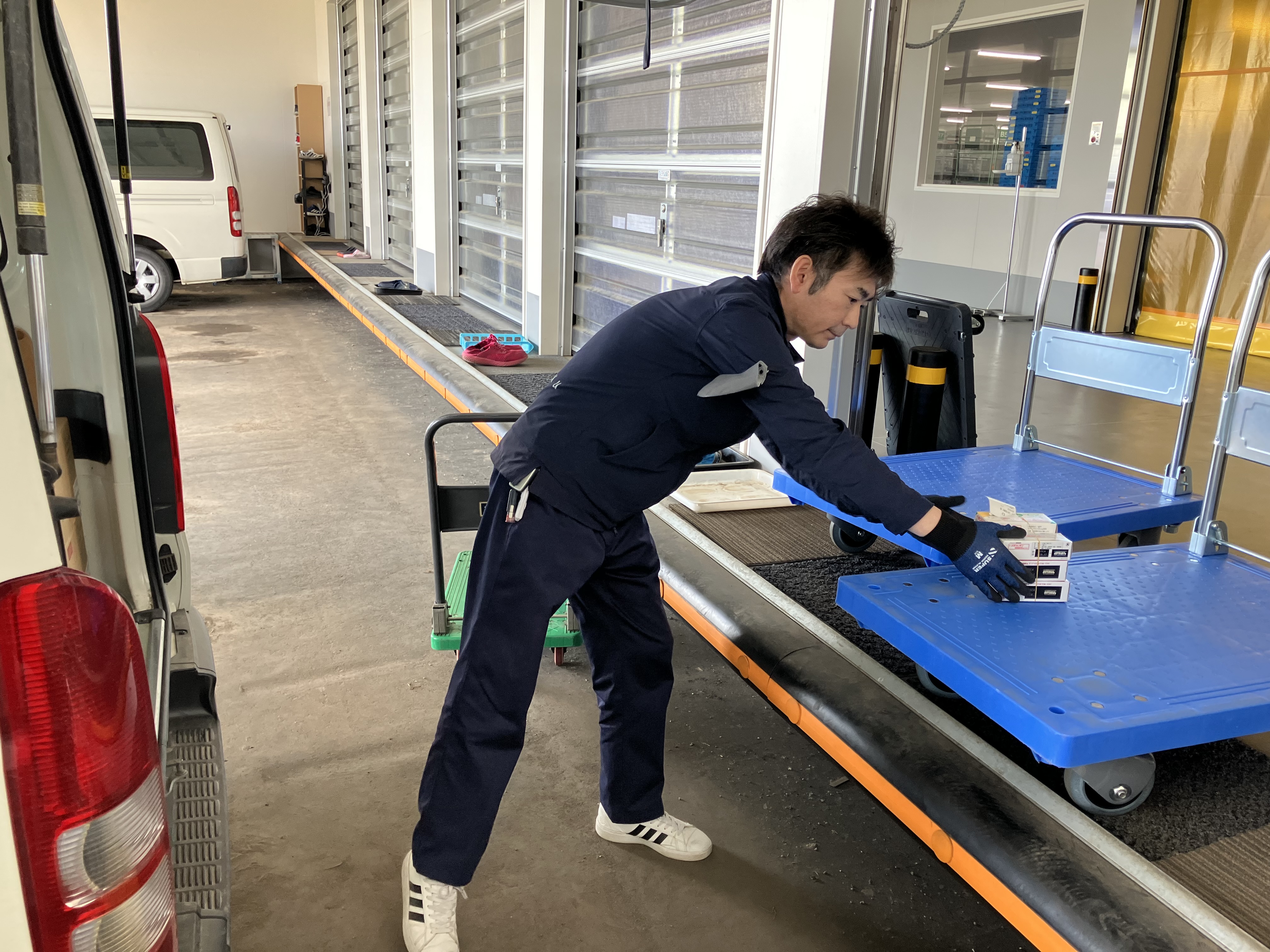 【配送準備】梱包した商品を車に積み込みます。目の前まで台車で運ぶことができますし、医薬品のため過度な重量物はありません。