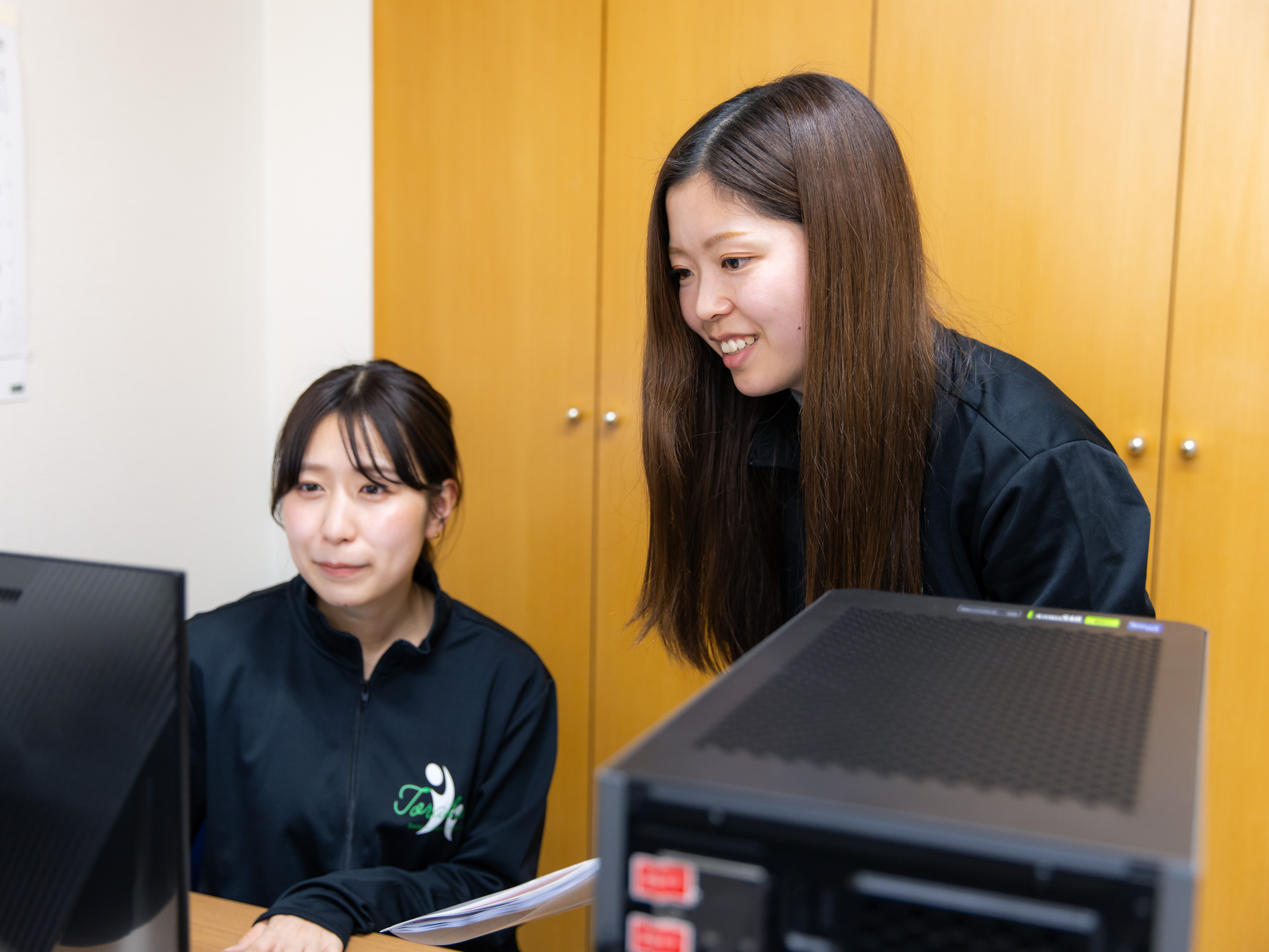 わからないことや困ったことがあれば、近くの先輩がとっても優しく教えてくれます（笑）また、トラブルにすぐにアクションを起こせるようにと法人全体、職員一人ひとりが常に良い方向を考え、変化させています。