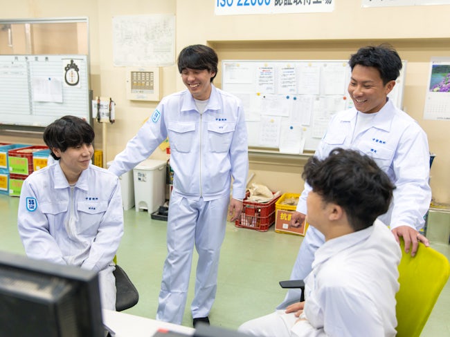 「これどうやるんですか?」「お、いい質問だね!」和やかな雰囲気の中、先輩・後輩関係なく活発な意見交換。みんなで支え合い、後輩の成長を全力で応援しています。