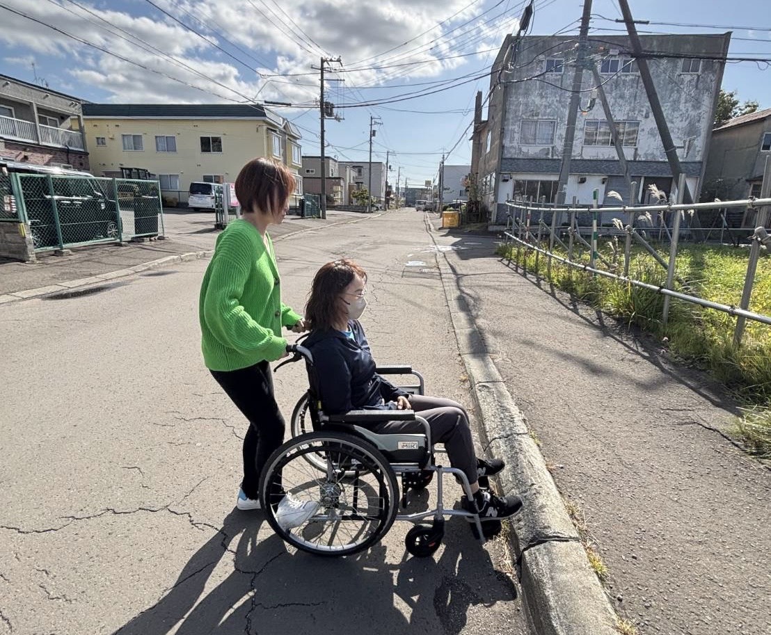 当事業所では、食事や入浴の身体介助の他、利用者様とショッピングに行ったり、映画に行ったりと、利用者様に寄り添いながらお仕事しています。