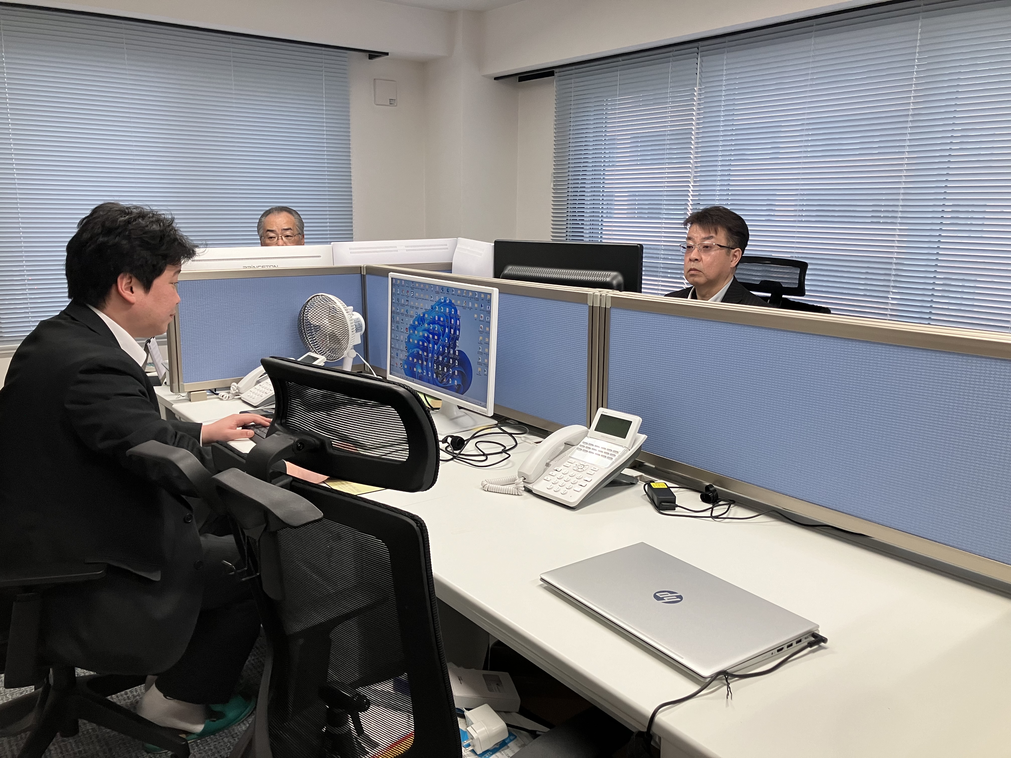 札幌支店のオフィス風景。手前があなたの席になる予定です。夕方には全員揃うことも多く、お互いの顧客を共有したり、報告しています。出張がない時はほぼ18:00前には全員退社しています。