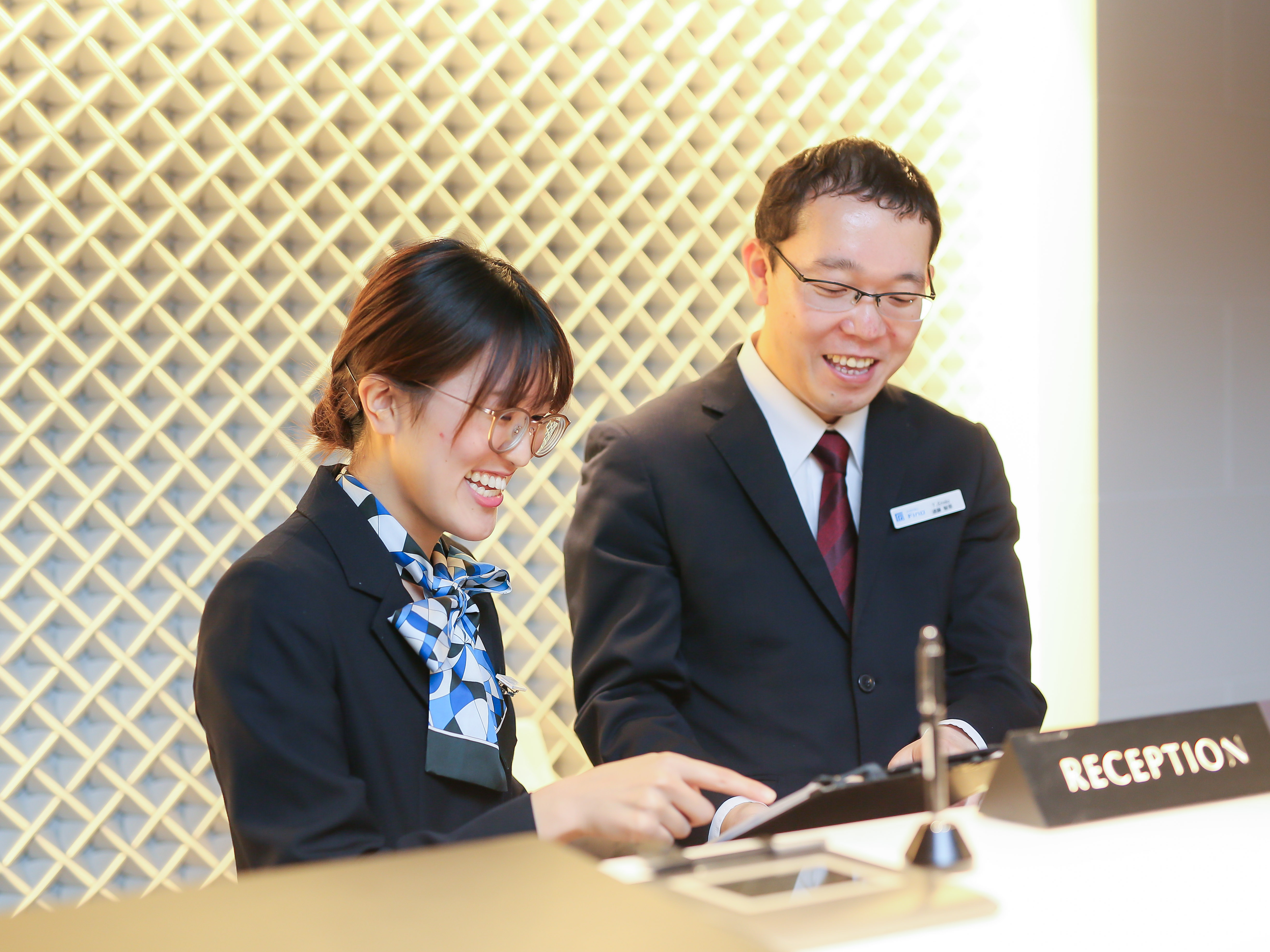 フロントスタッフのみの10名程で運営しているので、コミュニケーションも取りやすい環境です。
夜勤も含めて必ず2人以上のシフトになりますので、1人になることはありません。