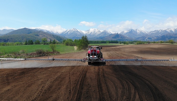 業界経験は問いません｡元トラックドライバーや土木重機オペレーター、牧場スタッフとして働いていたメンバーが活躍中。年齢も20代〜60代まで幅広い年齢層です。北海道外からの移住者もご相談ください。