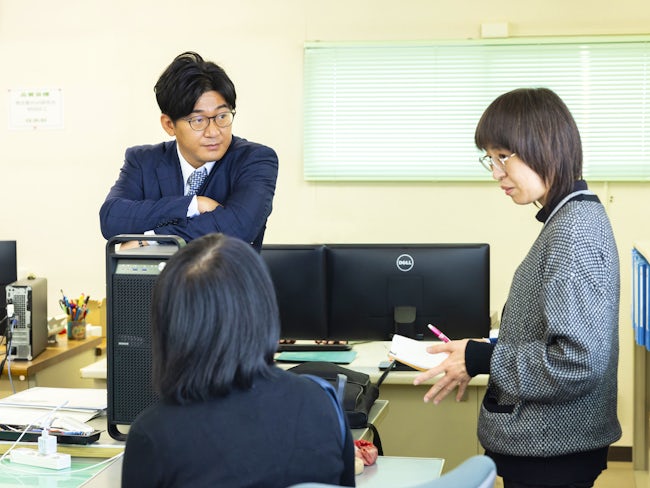 社内の雰囲気はとても和やか。新人をあたたかい目で見守る風土が根付いています。1人の社員に負担が偏らないよう、業務は社員同士で分け合い、助け合って日々の仕事に取り組んでいます。