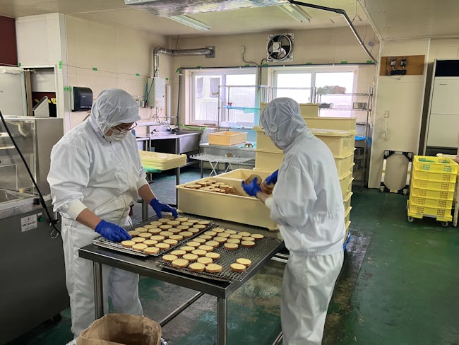 <作業の流れ②>焼き終わったラスクを選別し、箱に入れていきます。