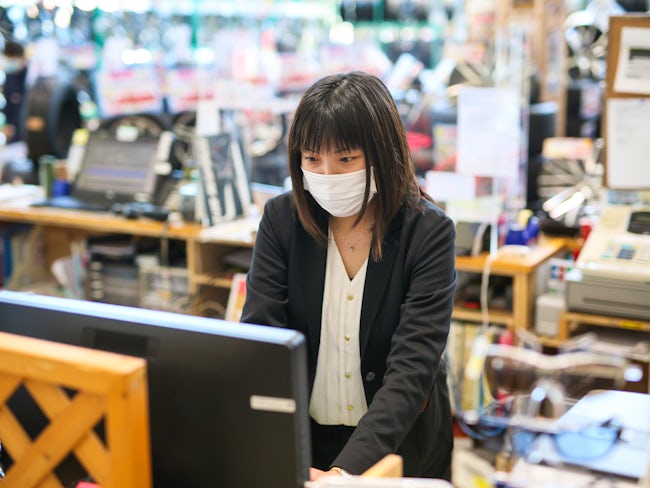 <本社1Fのタイヤショップ> 販売業務ではお客さまからの商品の問合せなども大切なお仕事です。 勤務時は4〜5名体制。男女ともに先輩がサポートしてくれますので、分からない事は直ぐに解決できます!