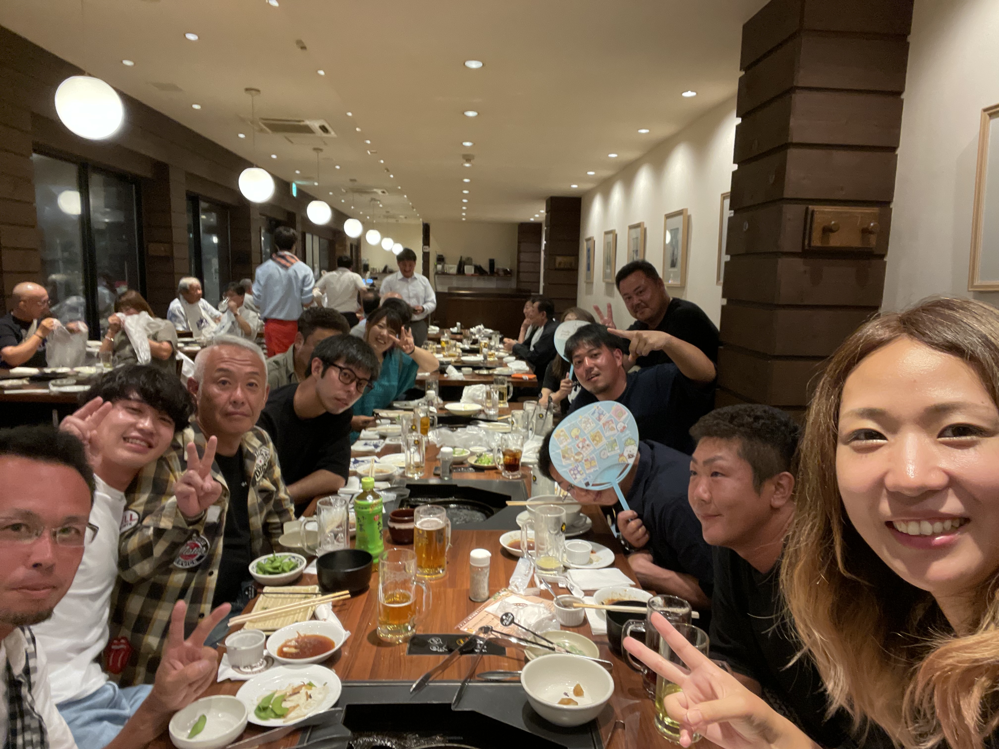 会社メンバーで焼肉に行った時の1枚。 年に数回、みんなでワイワイ・ガヤガヤ楽しんでいます♪