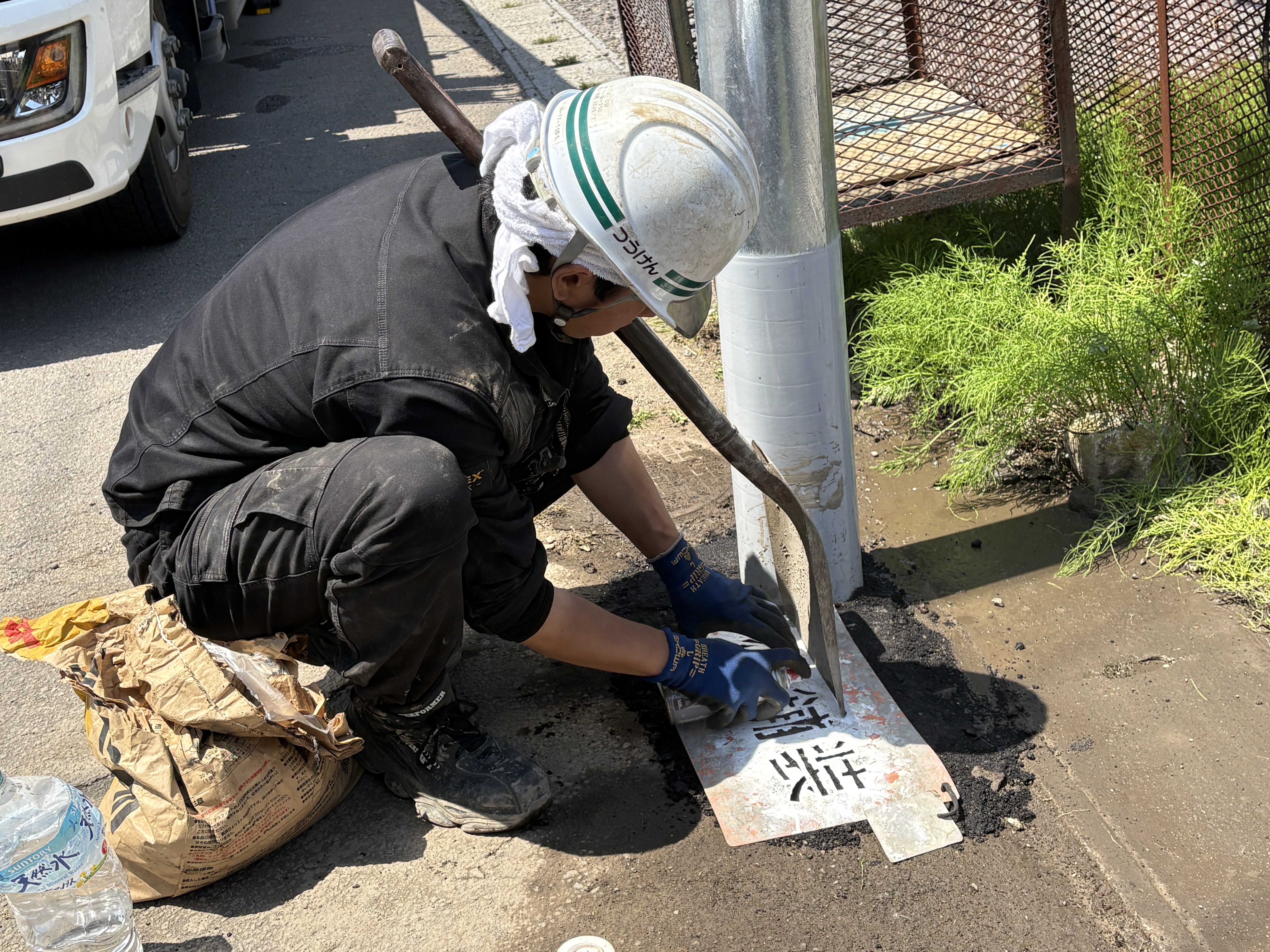 電柱を建て終えたあとは、電柱を差し込んだ穴の隙間に新しい土で埋めて、仮舗装をして終了です。当社の仕事はここまで。仕上げの舗装を施工する業者に現場を引き継ぎます。