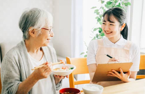 医療フードサービス
一日も早く良くなっていただけるよう、楽しみとなるような食事を提供。
病院内で定められた基準を基に、患者様の症状に合わせ、しっかりと食べていただける食事の提供を心がけています