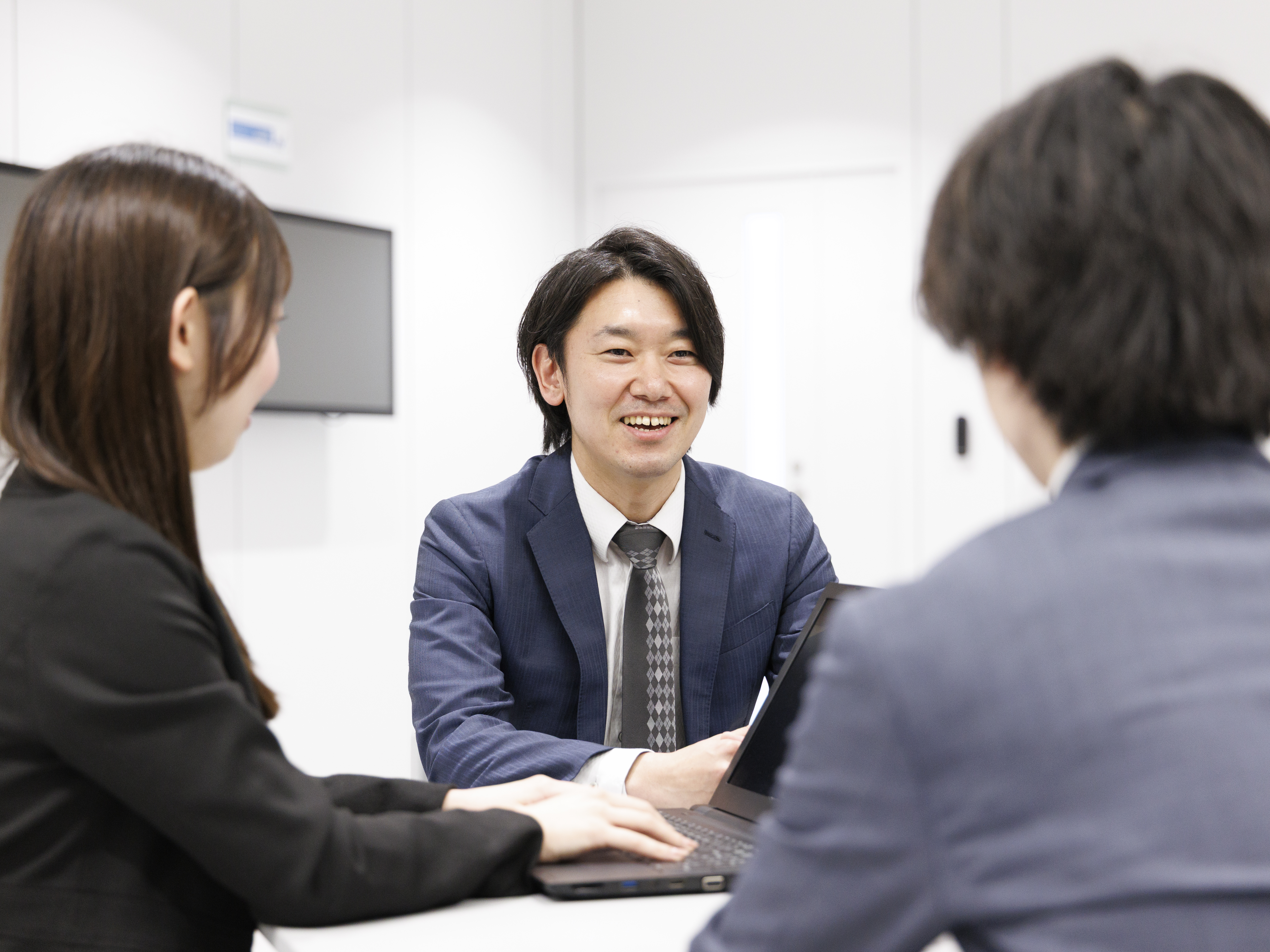 【まずはカジュアルにお話ししませんか？】選考の場というより、まずは相互理解の場として「カジュアル面談」を実施中。肩肘張らずリラックスした雰囲気で仕事内容や社風についてお伝えします。何でも聞いてください