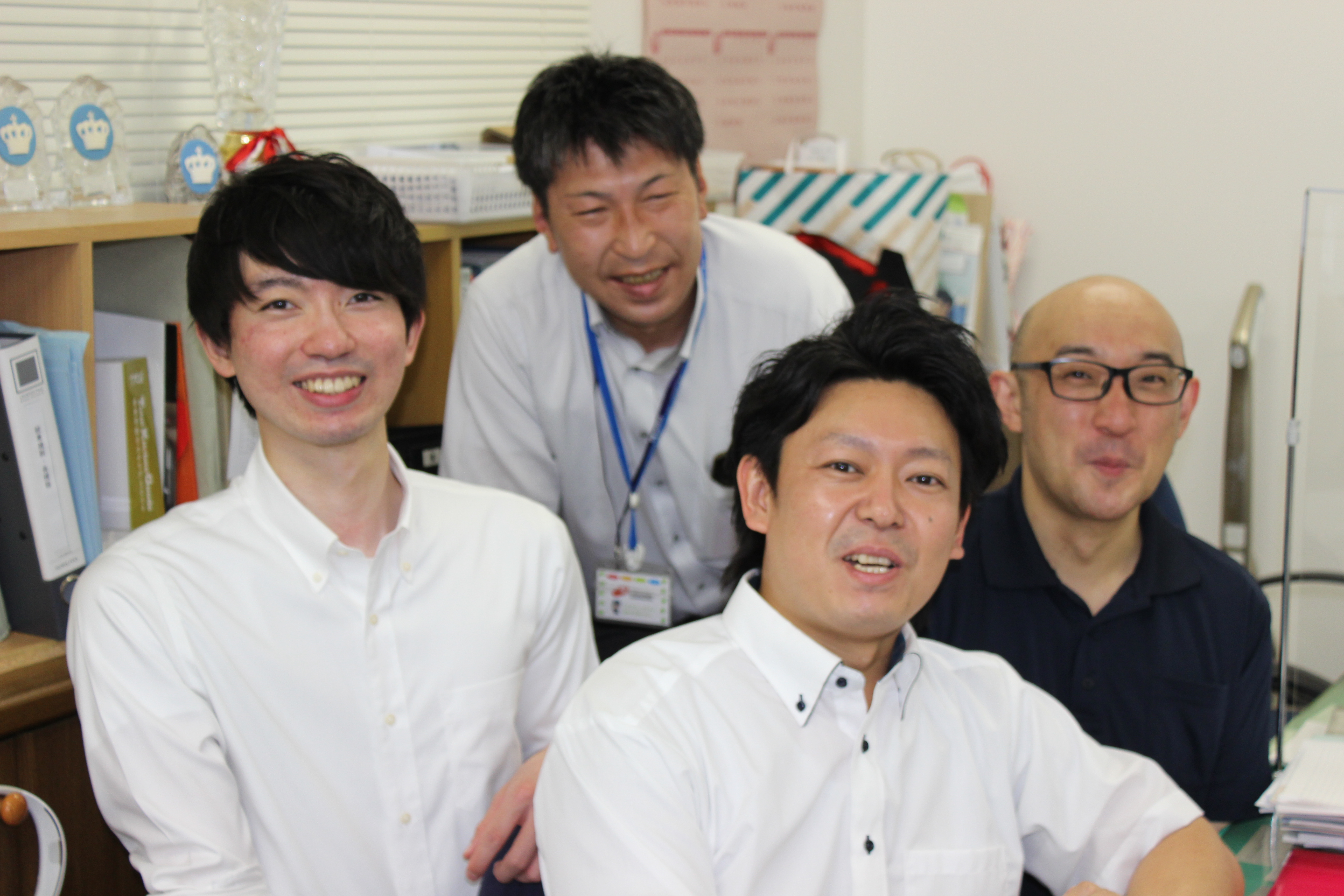 営業さんが外回りに専念できるよう、事務チームが社内からしっかり支えています！電話応対や伝票整理など、テキパキこなしつつもオフィスはいつも和やか。私たちが笑顔で『いってらっしゃい！』と送り出します。