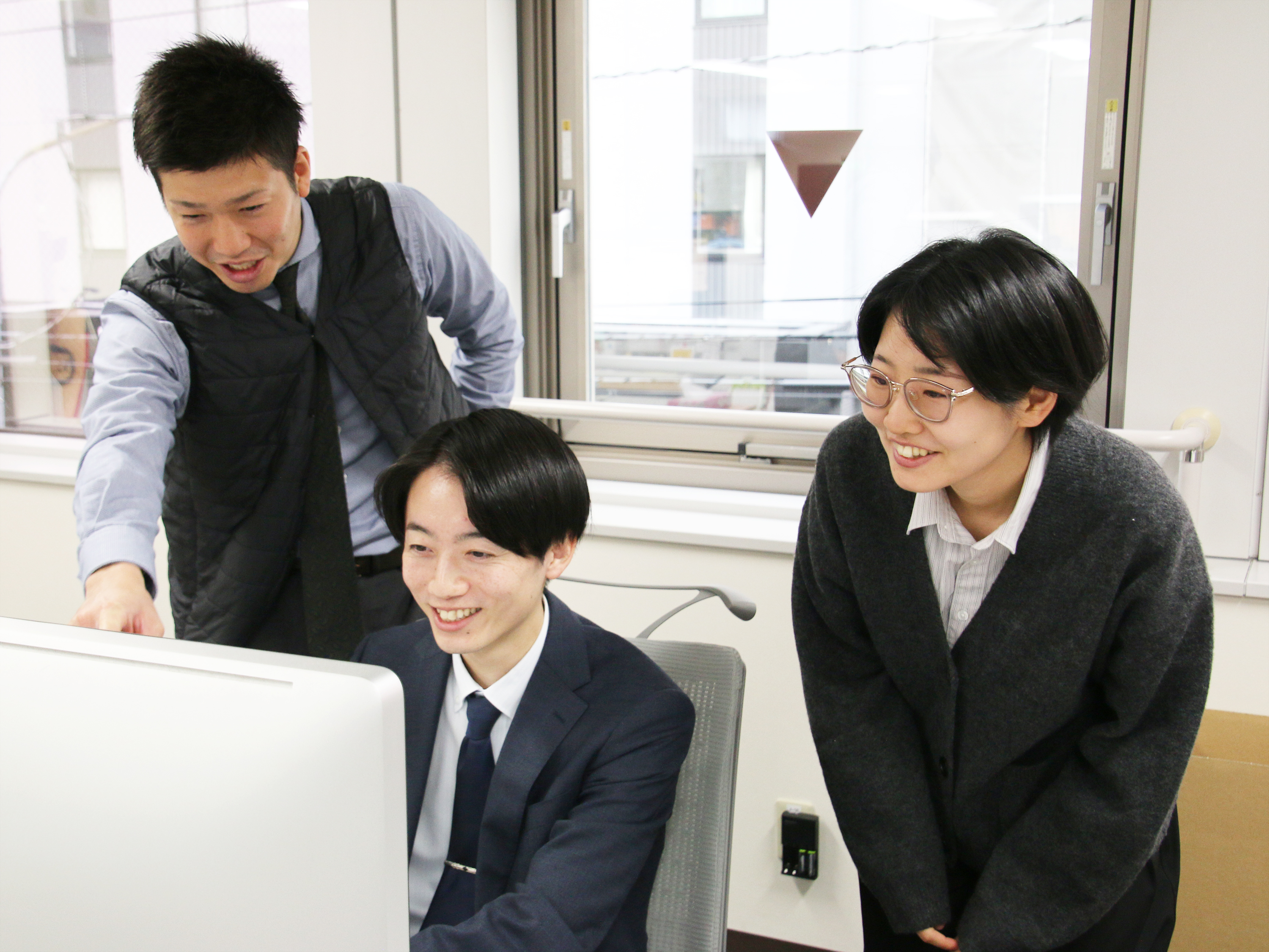 新人研修の専門部署もありますので、しっかりと研修した後、各営業所に配属されます。周りには何かと気に掛けてくれる先輩が多くいるのでご安心下さい。ベテランが新人に原稿の相談をするという場面も多いんですよ。