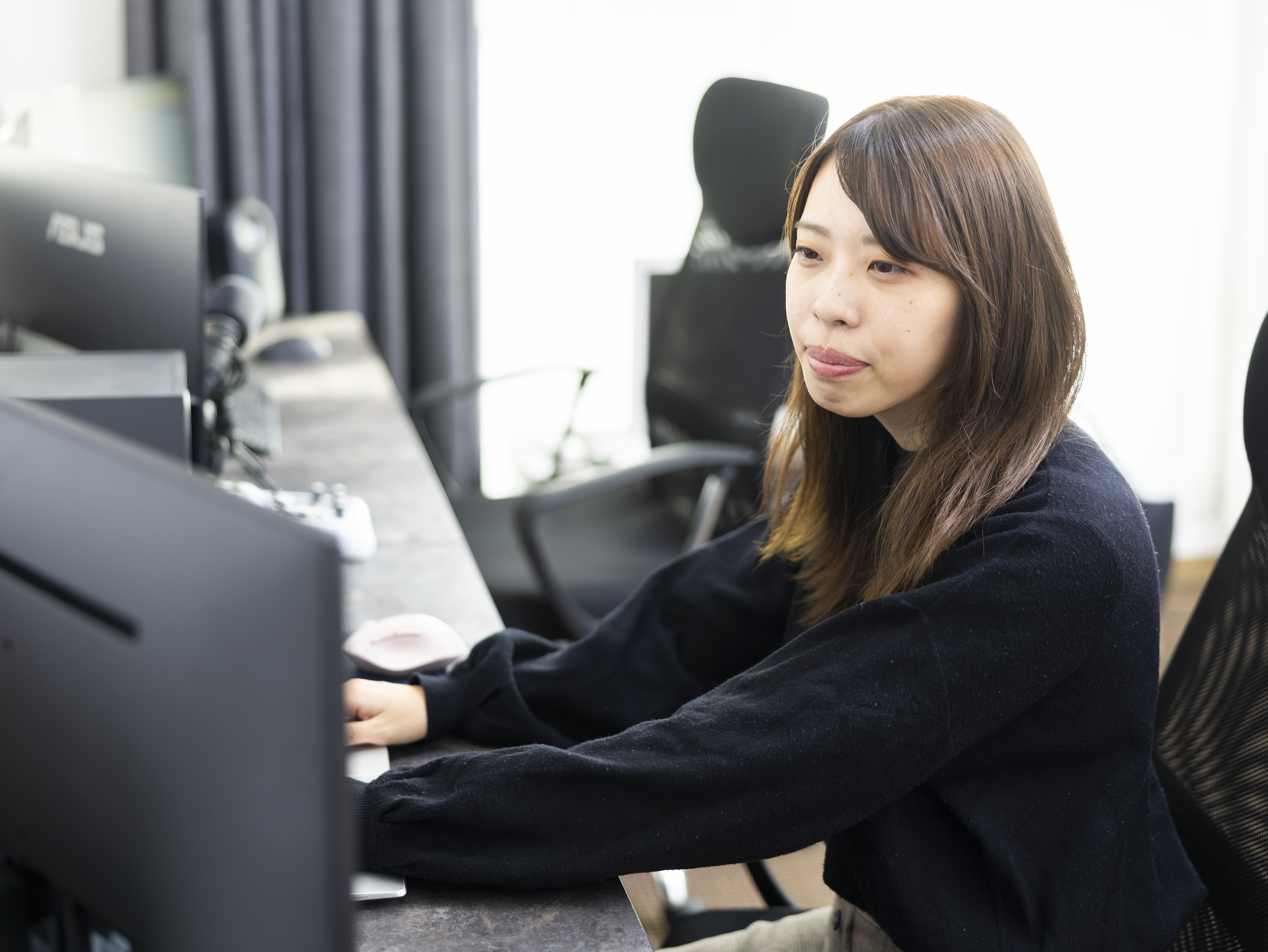 年齢と共に単価が下がるSESの常識を撤廃。年齢による減給は一切ありません。60代の現役エンジニアも活躍中。生涯現場か、リーダーか。上場グループの安定基盤のもと、定年までキャリアを支え続けます。