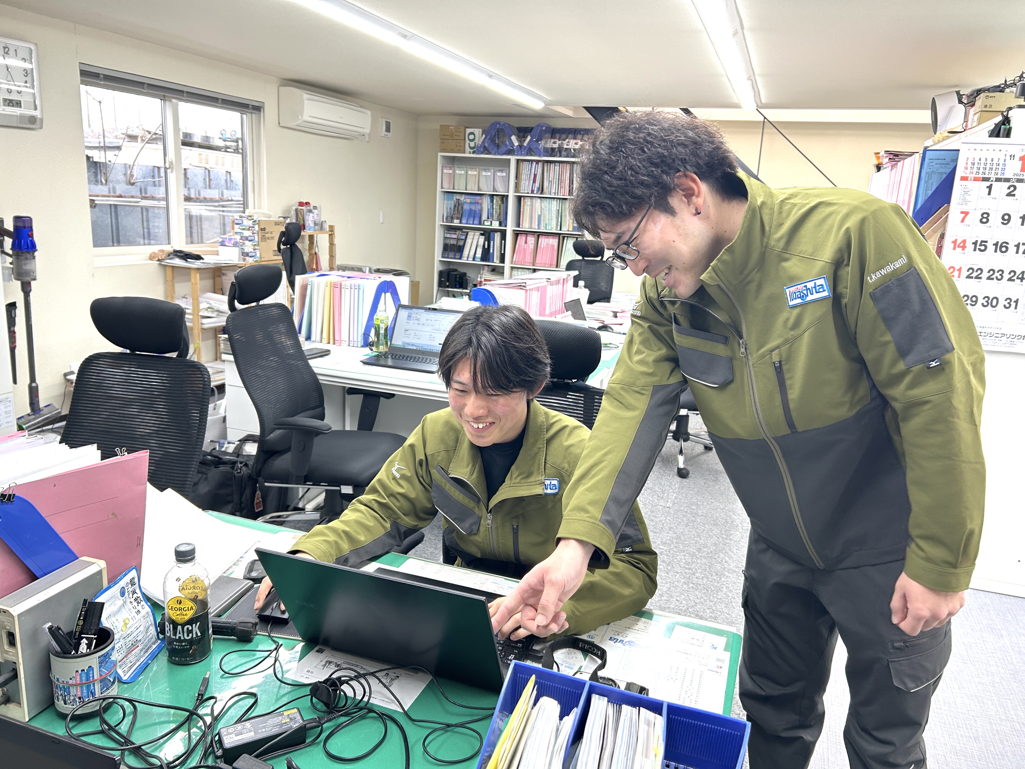 ▼20代
「土木はきつい」は誤解でした。現場は程よく体を動かし、泥だらけの作業もなし。最初は運転や撮影など簡単な業務から。何より年3回の賞与や手当が凄く、同年代の誰よりも稼げる。買い物も楽しめます！