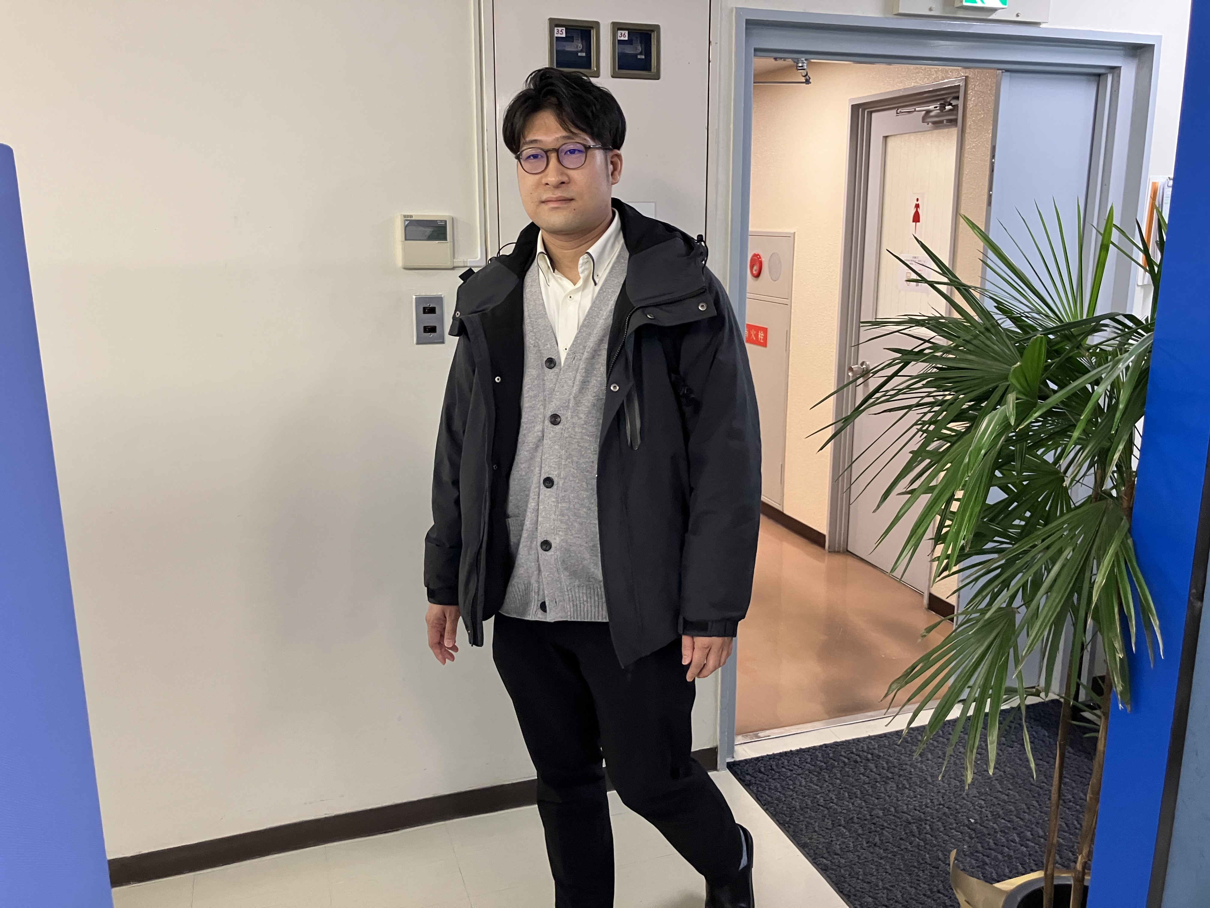 フレックスタイム制を活用し、お子さんの保育園の送迎に合わせて勤務時間を調整しているメンバーもいます。仕事と家庭を両立しやすく、ライフステージの変化にも柔軟に対応できる、長く働き続けられる環境です。