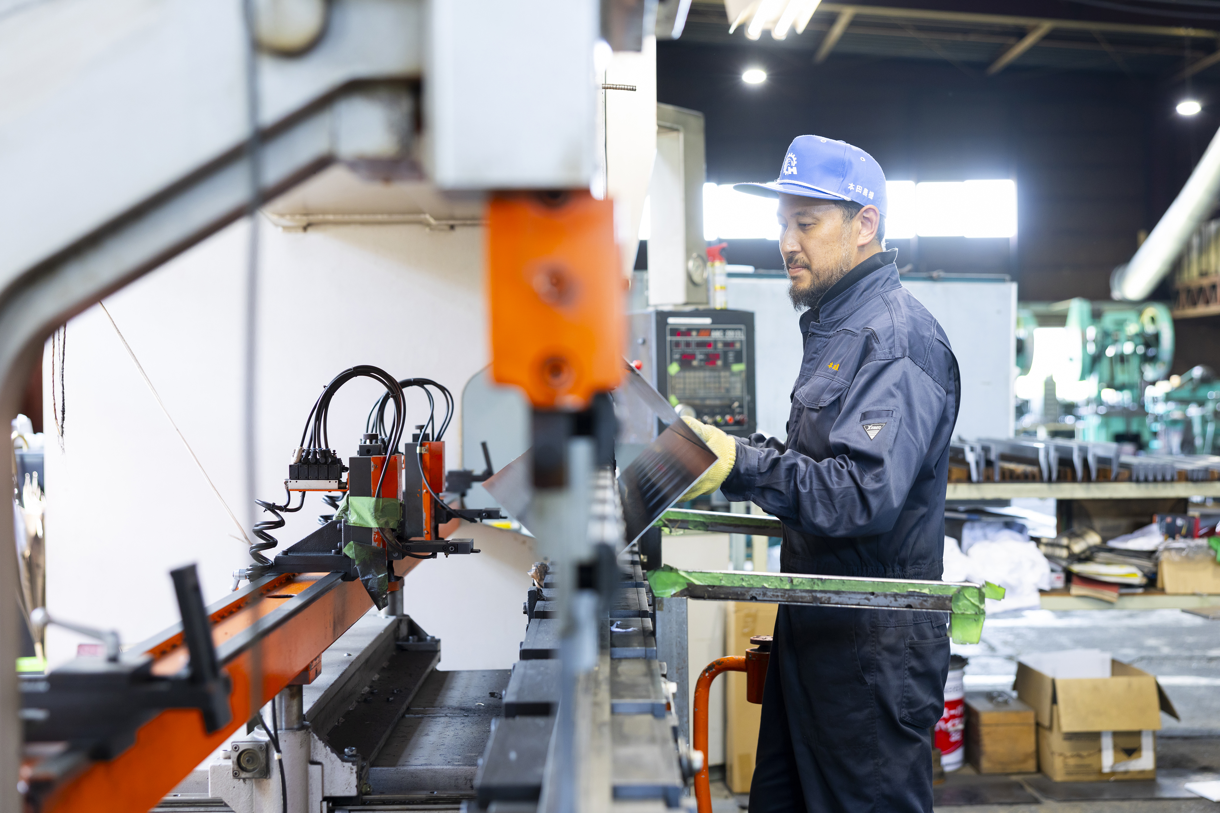 職人の技術が身につく手作業から機械を使った作業まで幅広い仕事があります。製造の技術を学びたい方から大型機械を扱ってみたい方までモノづくりの楽しさを感じられる仕事です。