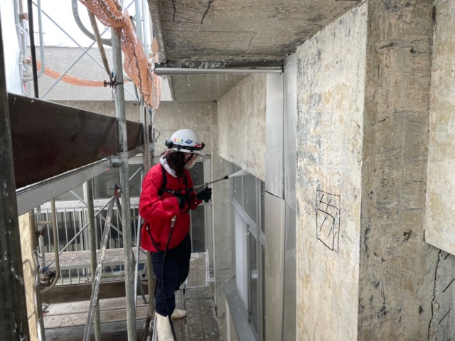 未経験の方は、まずは1日外部講習を受けていただいて、その後当社での研修に入ります。
現場に入る前に、窓拭きやコーキングの基礎をまずは覚えていただくための研修を行います！