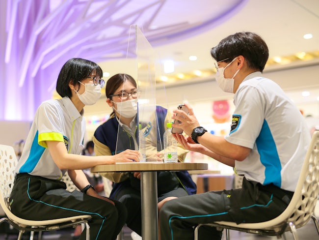 【仲の良い職場】休日も職場の仲間と遊んだり、食事に行くスタッフが多いんだとか。年齢層が近いスタッフも多いので、和気あいあいとお仕事ができると思います。先輩スタッフも優しい人ばかりなので安心ですよ。