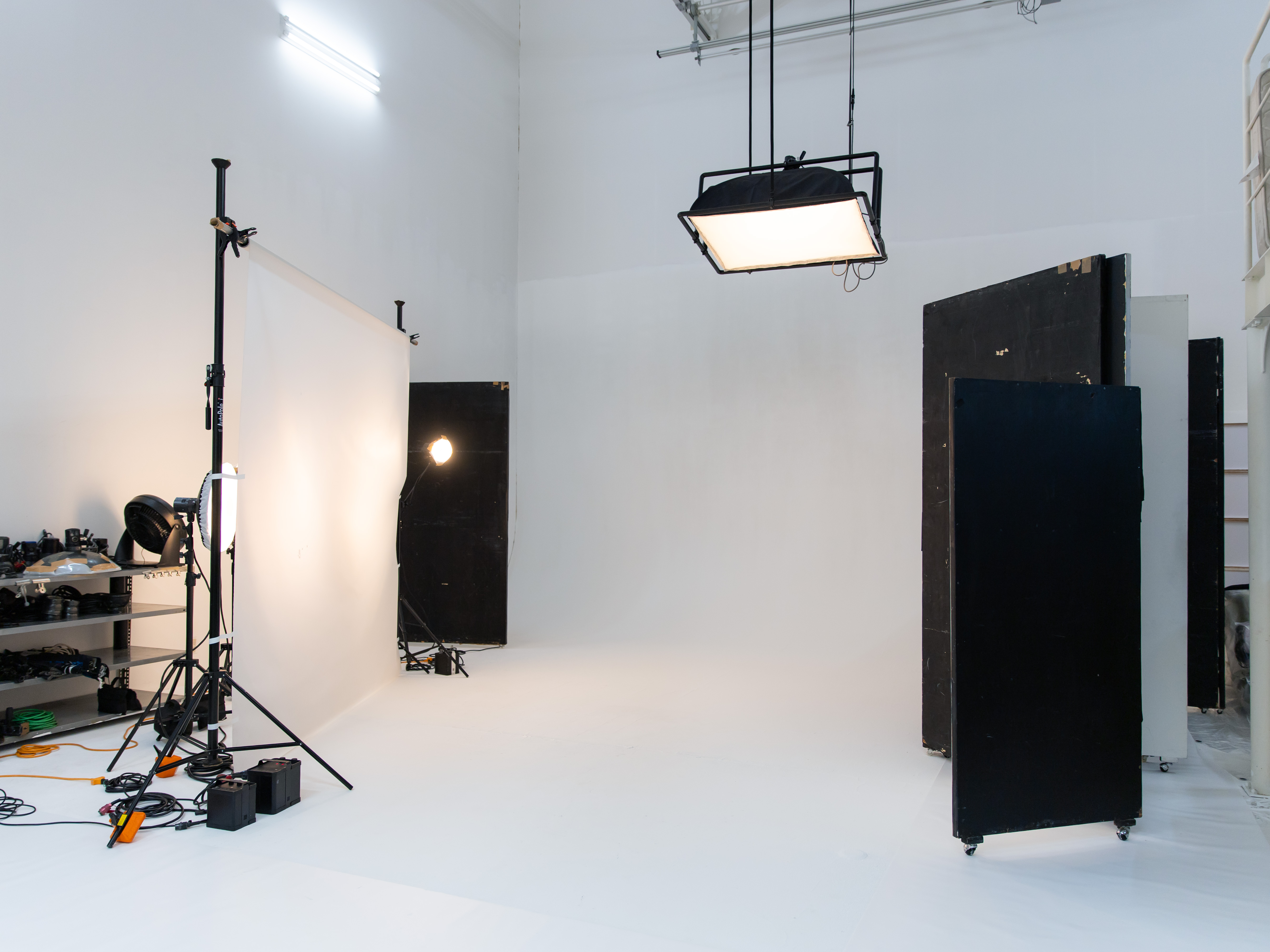 社内スタジオもあり、なんでもできる環境が整っています。マーケティング分析から提案し、社内スタジオで撮影も行う。企画から制作までワンストップで応えられる。顧客の期待を超える本質的な提案が可能です。