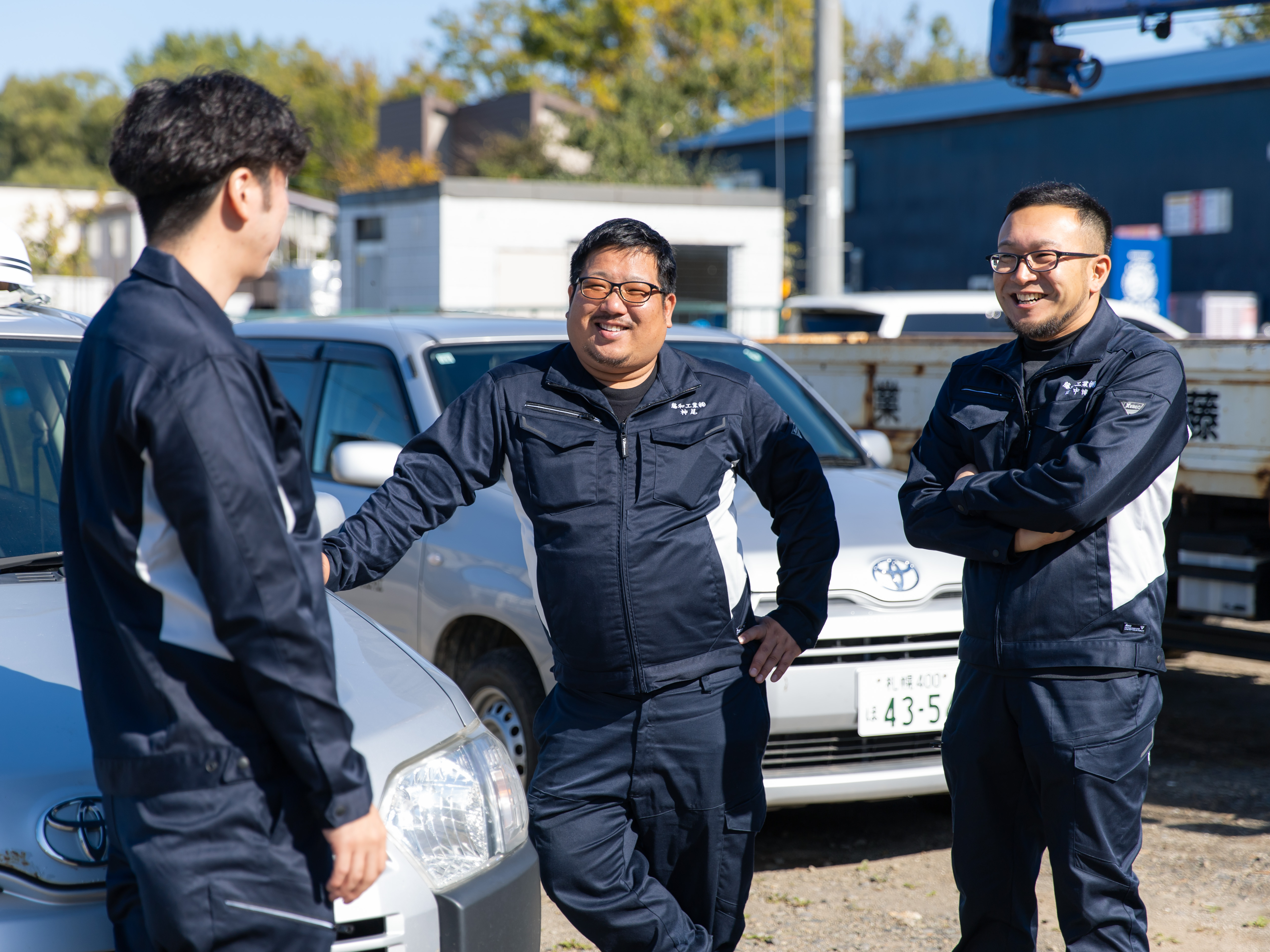 【会社について：部署連携】工場勤務の人も時には現場に行き、自分の作った部品がどのようにおさめられているか確認することもあります。逆に現場が落ち着いている時期には組み立て部門の社員が工場を手伝うことも。