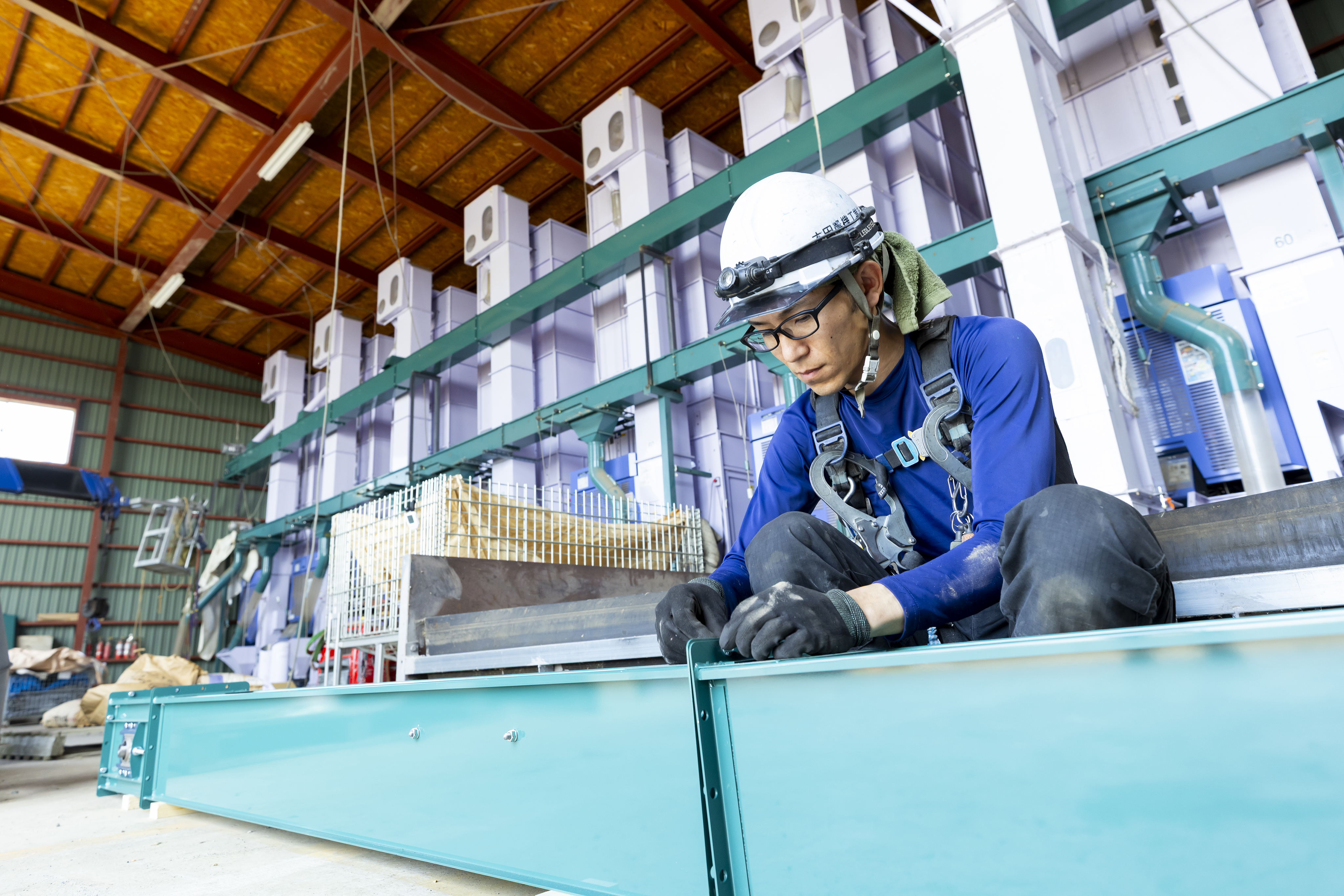 昇降機の施工現場です。倉庫いっぱいの規模で機械を組み立てていきます。北海道らしいダイナミックな仕事は他にはない面白さになります。