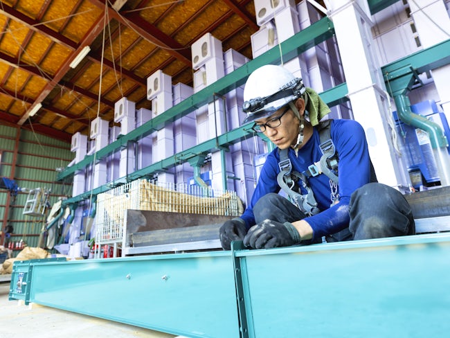 昇降機の施工現場です。倉庫いっぱいの規模で機械を組み立てていきます。北海道らしいダイナミックな仕事は他にはない面白さになります。