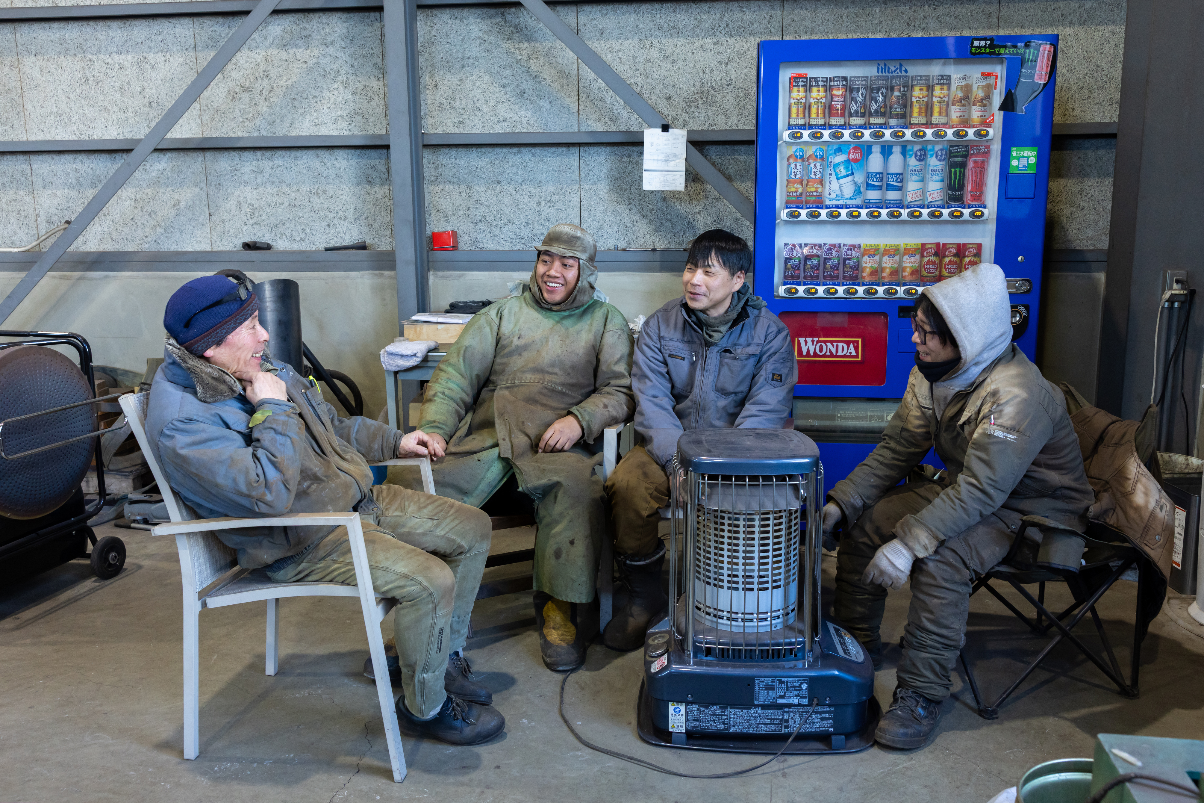 【休憩について】10時・12時・15時に、全社員がしっかり休憩を取っています。写真のように休憩スペースで過ごす人もいれば、車でゆっくり休む人もいます。休むときはしっかり休む。これも大久保鉄工の特徴の一つです