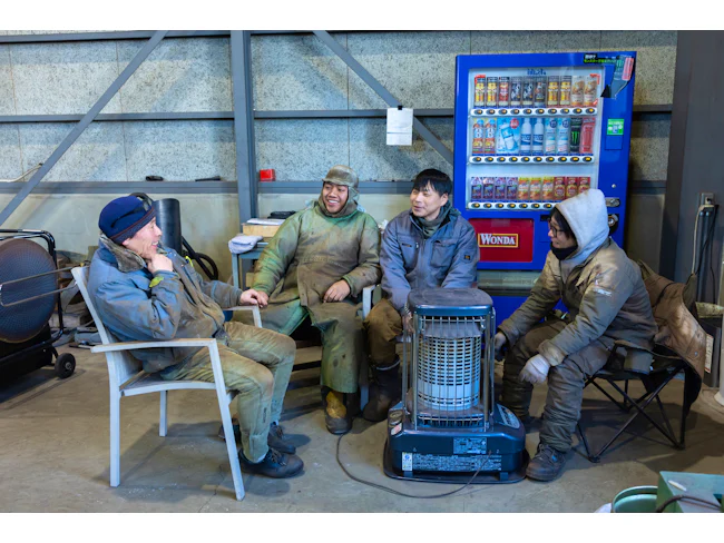 【休憩について】10時・12時・15時に、全社員がしっかり休憩を取っています。写真のように休憩スペースで過ごす人もいれば、車でゆっくり休む人もいます。休むときはしっかり休む。これも大久保鉄工の特徴の一つです