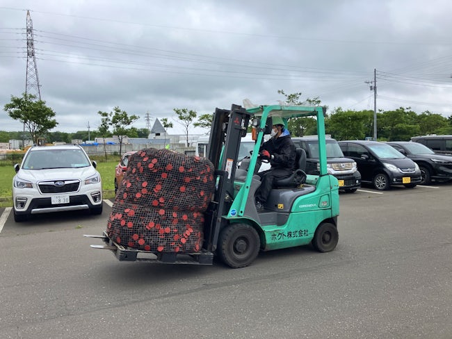 <工場内作業③>ビンにつけるキャップをフォークリフトで工場内移動作業。※資格保持者のみ
配送をメインに、別の時間で工場内作業を行います。
