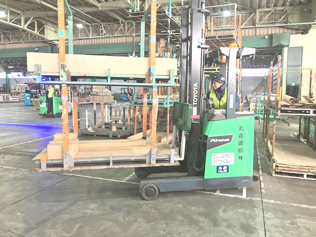 <フォークリフト作業>建材の積み下ろしなどで操作をしています。資格や経験がない方にはお願いしませんし、運転してみたい!と意欲的な方は資格取得や研修でイチから身につけることも可能です。