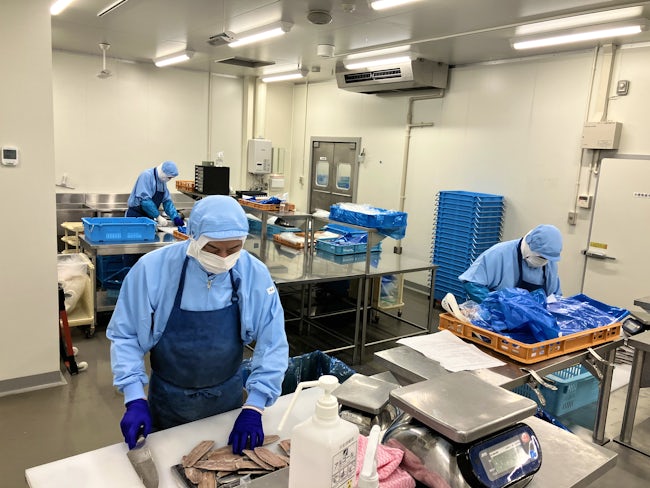 工場内は、水産部門、精肉部門、製品部門の3つの部門で構成されています。どのセクションにおいてもお食事をするお客様のために丁寧な仕事をすることが当社の信条です。