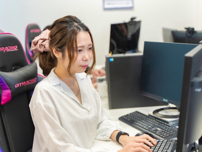 現在は8割の社員がリモート勤務。プロジェクトにもよりますが、本人の希望やご家庭の事情等も考慮して働き方について相談させていただきます。子育て中の主婦や親の介護と両立したい方等もご相談下さい。