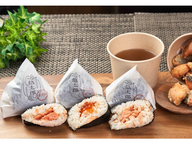 <亀太郎>
丸亀の美味しさを知ってもらうには、手軽に食べられるおむすびにして提供するのが良いのではと考え、生まれた『鮭まぶしおむすび 亀太郎』。ご注文いただいてから「にぎりたて」を提供するお店です。