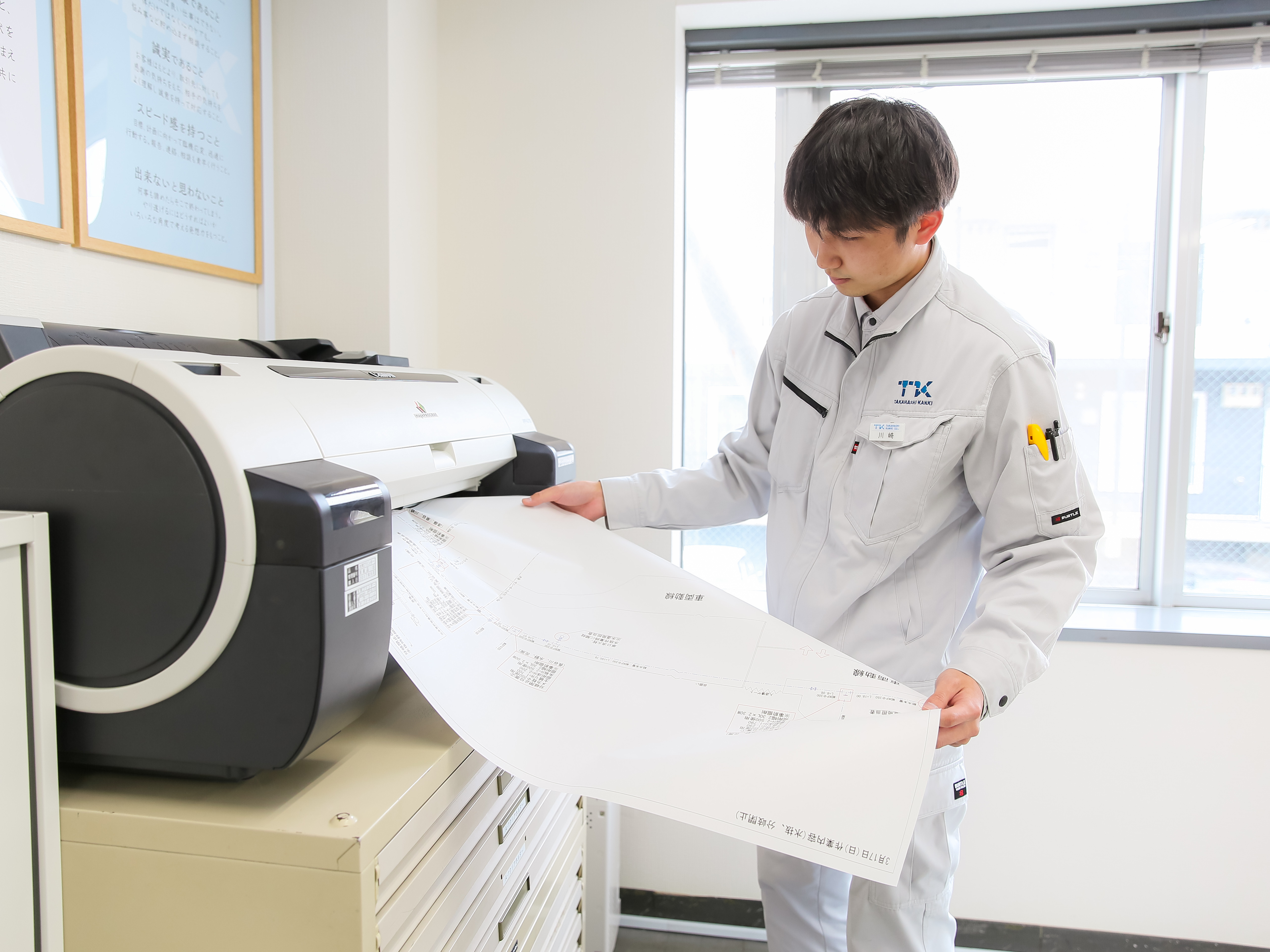 【図面について】建設業界の経験者であっても図面の見方が分からないスタッフもいるはず。全く知識がない方にもイチから丁寧にお教えしますので、図面について分からない方も安心してご応募下さい。