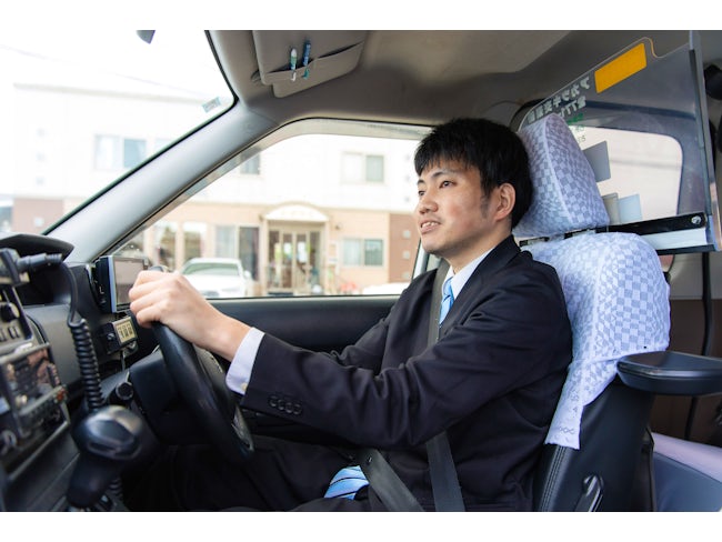 日勤の配車率は80%と高く、新人の方も安定して稼ぐことが可能です。他の仕事に比べても、自由度の高い働き方ができているので、ストレス無く、楽しく働けます。1日があっという間に過ぎるのも魅力ですね。
