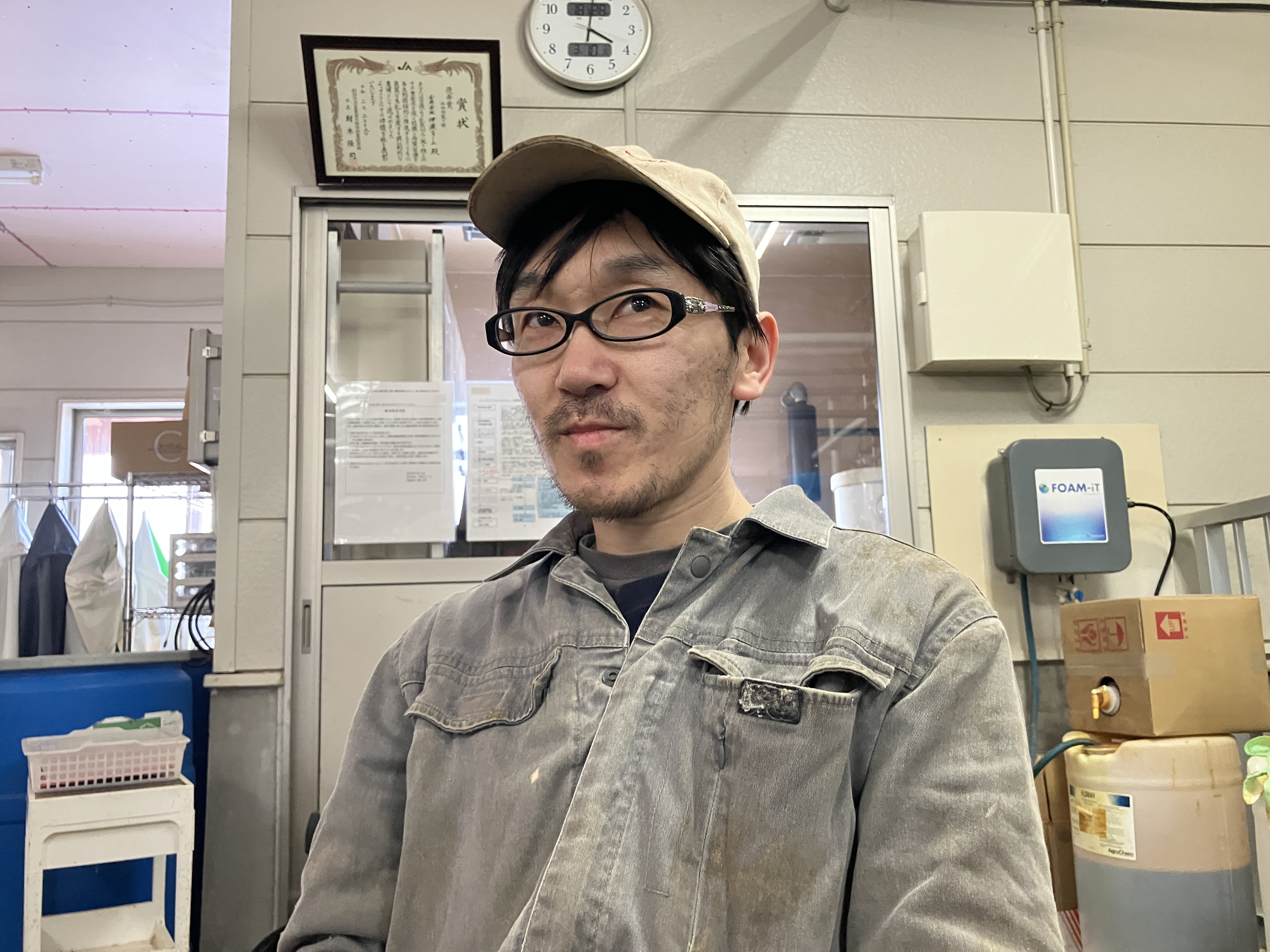 水産会社から転職して早10年。
以前は同じ場所でずっと立ちっぱなしだったのでキツかったです。
今は体を動かしながら仕事をしているので、負担はあまりかんじません。機械化もすすんでいるのも良いポイントです。