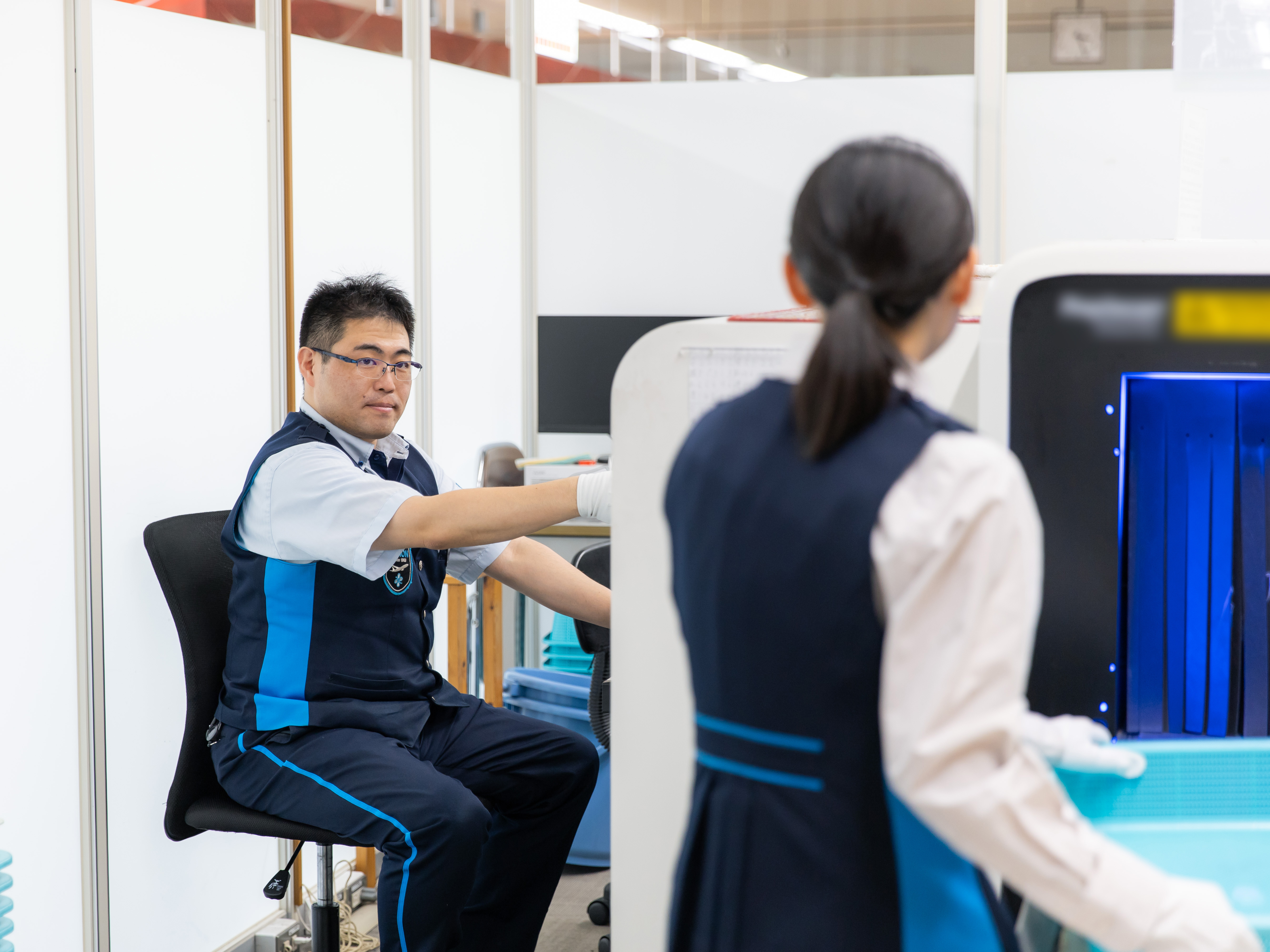 モニターチェックでは、手荷物をX-RAYやCTスキャンといった機器を使用して検査をします。爆発物や火薬類、ガスボンベや引火性の液体物等のような飛行機に載せてはいけない物が入っていないか検査する業務です。