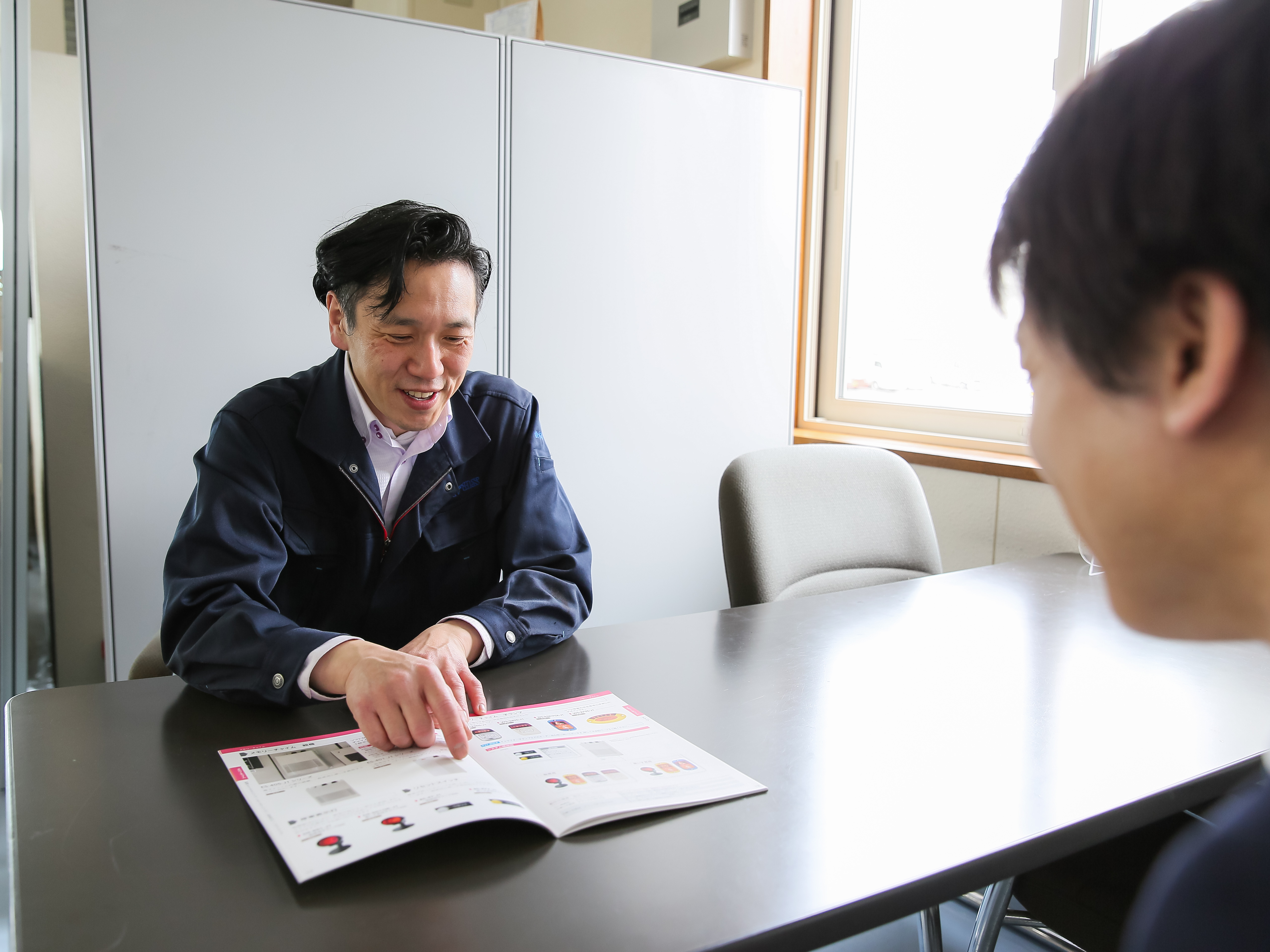 【将来的には商品案内も】顧客との関係性が出来てくるとメンテナンス中に新商品の質問をされることもあるかもしれません。その際は後日先輩と一緒に同行したり、カタログを使って商品案内をして頂ければと思います。