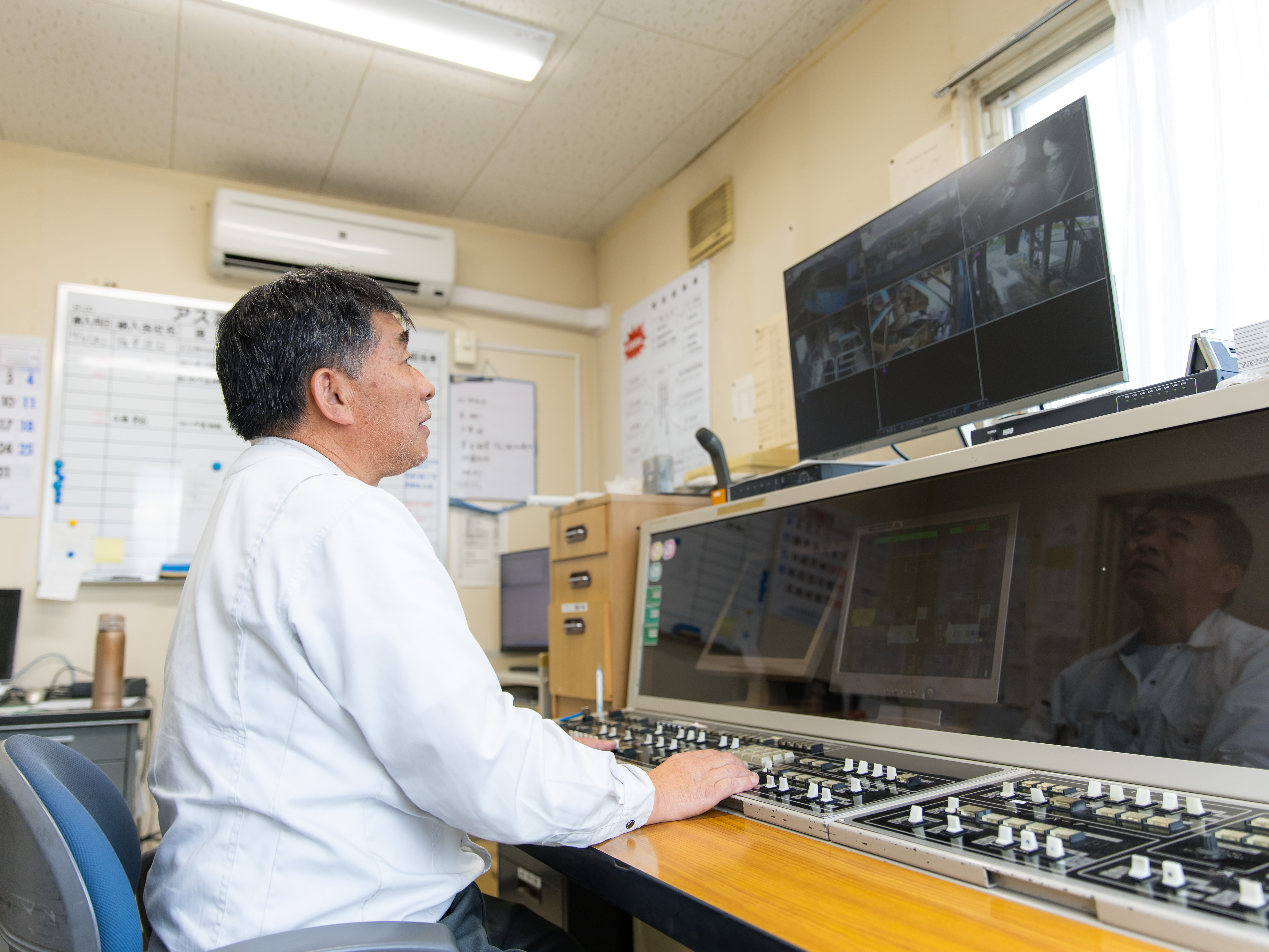 責任者自身が未経験で苦労したから「丁寧に教える」ことを約束。ボタン操作から書類まで、皆で噛み砕いて指導します。