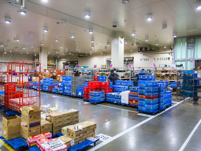北海道のコープさっぽろ店舗や宅配業務(トドック)に納品される商品が北海道ロジサービスのセンターに入庫してきます。最新の設備や自動倉庫システムを揃え､物流業界でも注目されているセンターです！