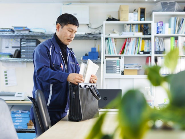 資料を準備して商談に向かいます。基本的に引き合いで問い合わせを受けた先に営業に伺うスタイルですが、チラシなどでのPRも行っています。