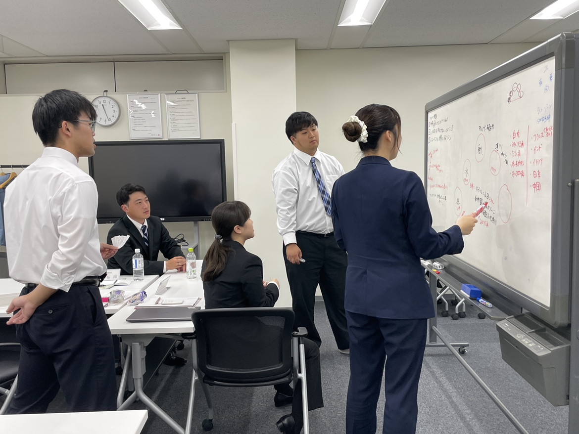 ＜未経験OK＞
入社後は、実務研修や先輩とOJTからスタート。
メンバーのほとんどが中途入社のためサポート体制も抜群。
その人のペースで研修スケジュールを組めるようにしています。
