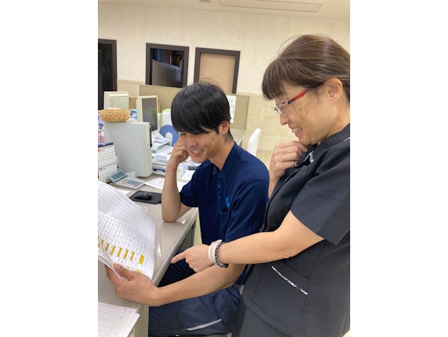 2022年11月入社・阿部さん(26歳)と採用担当・佐藤さん。
「うちの大切な営業です!」風の写真”をリクエストした際の1コマ。「家族写真みたくなっちゃう〜!」と終始爆笑で、本当に家族のような温かい雰囲気でした。